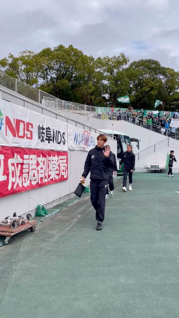 のインスタグラム：「選手がスタジアムに到着しました💚 一致団結して戦いましょう！  【J3リーグ第35節】 🆚カマタマーレ讃岐 🗓11/12(sun)14:00KO 🏟長良川競技場  #fcgifu  #FC岐阜 #MOVEYOURHEART」