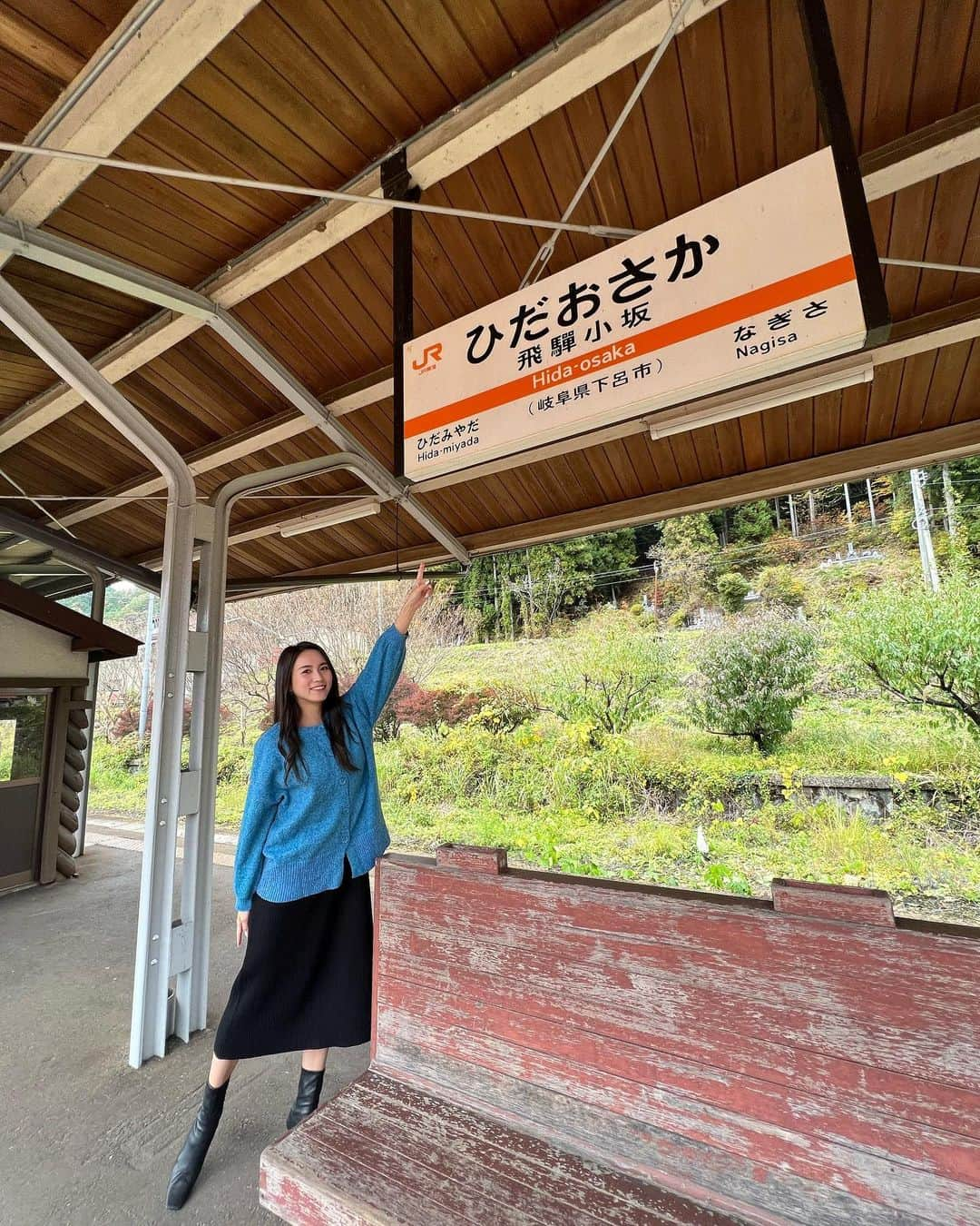 密照幸映のインスタグラム：「. JR東海　高山本線　 「飛騨小坂」駅👣  日曜日なのに静かでのどかだった〜（´-`）.｡♡ 普通列車は1時間に２本止まるみたい…！  #下呂市 #下呂 #岐阜 #岐阜観光 #岐阜旅行 #飛騨小坂駅 #飛騨小坂 #無人駅 #レトロ #レトロな駅舎 #japan #japantrip #japantravel #travel #gerostagram」