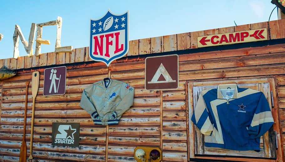 スターターさんのインスタグラム写真 - (スターターInstagram)「We are outside 🏈 🏈@dogerstadium for @CampFlogGnaw! Come visit us at Camp @NFL for your chance to win a custom STARTER x NFL × CFG COACHES JACKET!」11月12日 10時56分 - starterofficial