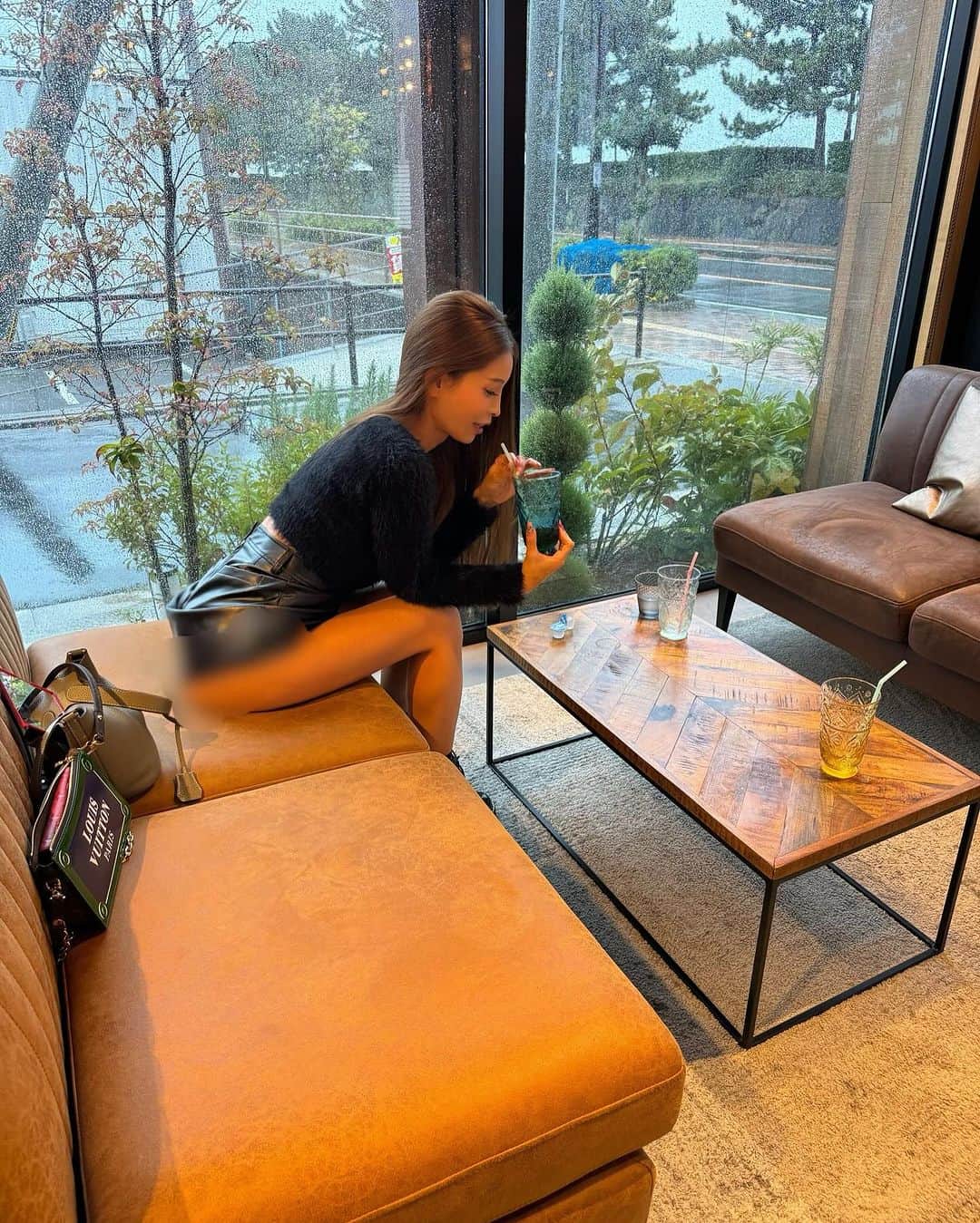 MARIKOのインスタグラム：「. . この前ちえりがお祝いしてくれた🥳 この2人といてたら笑いとまらん🤣 楽しかった💖大好きな2人👭💕 ちえりありがと😘 あまりにもズボンあがりすぎてたから モザイクかけました🤣 スカートじゃなくズボンなのでご心配なく笑 . . . . . . #仲良し #ランチ#lunch」