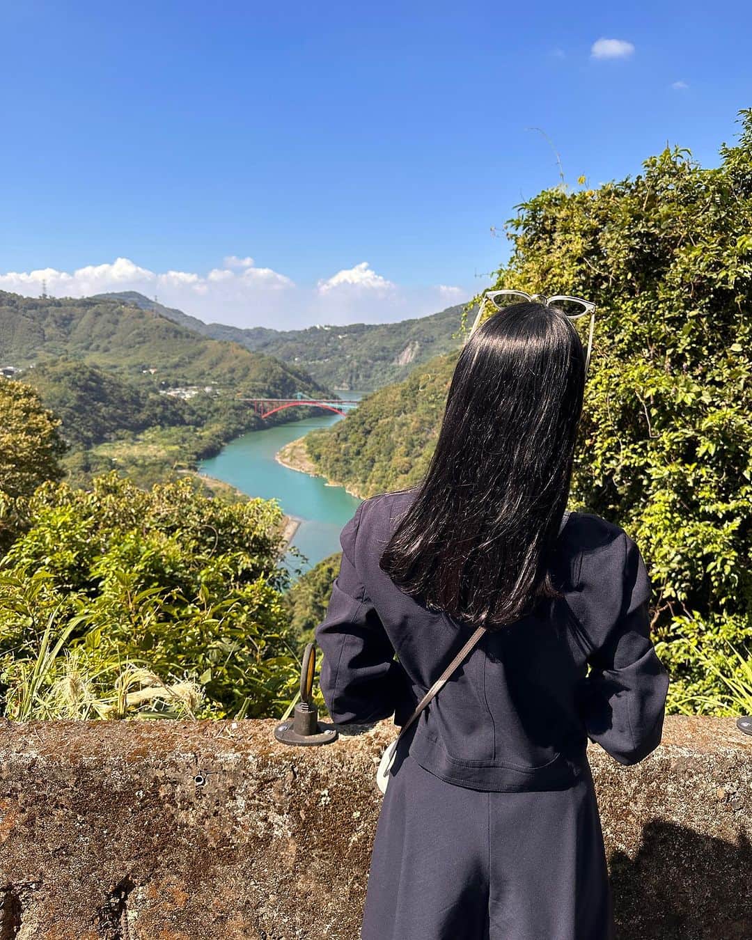 紙本真琴さんのインスタグラム写真 - (紙本真琴Instagram)「#台湾旅行 3日目は朝ゆっくり起きてから桃園内の小烏來風景特定區Xiao Wu-Lai Scenio Resortへドライブ  小烏来の山にあるスカイウォーク(小烏來天空步道)は橋の床が透明板になっていて楽しそうだったけど、この日はCLOSE…  でも近くまで来て絶景が見れたから良かった〜  写真を撮ってもらいながら『今日は髪が綺麗だねー』って褒められてから気が付く…  (ホテルにシャンプーとトリートメント忘れた!!!) と、いうことで林口シェラトンホテルに連絡してから  せっかく来たんだからと山の中のお店でランチすることに！ 地元の方が多く食事していた『美樂餐廳』は台湾に来て一番美味い台湾料理に出会えた🎵  食後、たっぷりニンニクの香りを車内に充満させながら 林口シェラトンへ戻り、つぎにステイする桃園シェラトンホテルへ移動  ホテルラウンジで開催している17時半〜のハッピーアワーで アルコールと食事をフリーで堪能  3日目も朝から沢山食べすぎたので ホテルの周りをぐるっと1時間くらい散歩してから  次の日のゴルフのために早めに就寝💤  #台湾旅行備忘録 #備忘録 #台湾 #taiwan #夫婦旅行 #50代夫婦 #夫婦 #桃園 #taoyuan #linkou #備忘録 #過去スタグラム #memories」11月12日 11時04分 - macoto.kamimoto