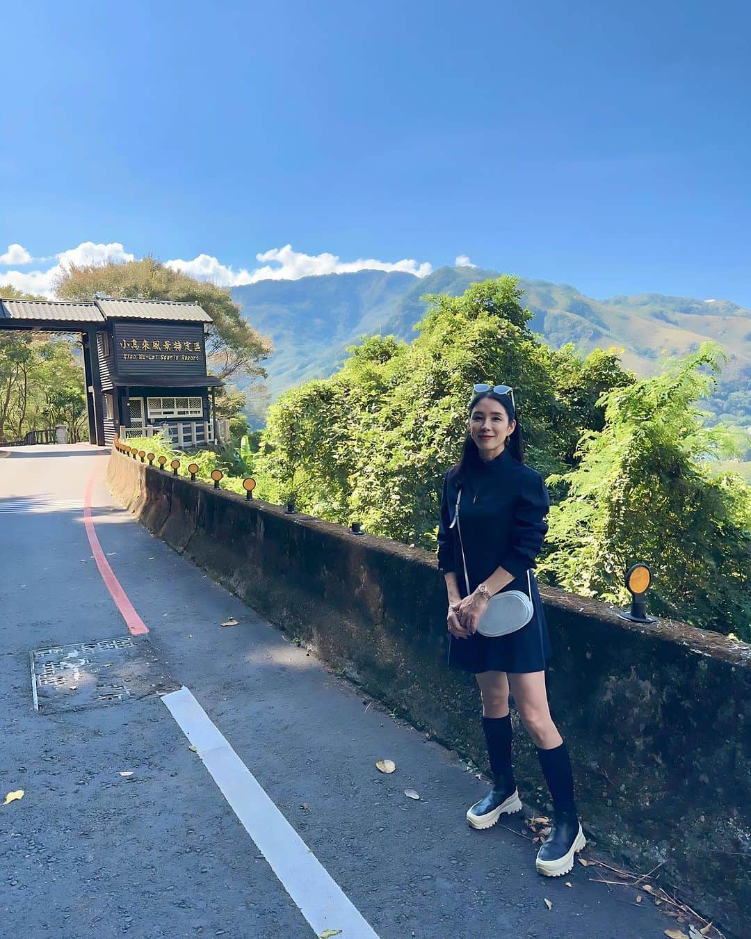 紙本真琴さんのインスタグラム写真 - (紙本真琴Instagram)「#台湾旅行 3日目は朝ゆっくり起きてから桃園内の小烏來風景特定區Xiao Wu-Lai Scenio Resortへドライブ  小烏来の山にあるスカイウォーク(小烏來天空步道)は橋の床が透明板になっていて楽しそうだったけど、この日はCLOSE…  でも近くまで来て絶景が見れたから良かった〜  写真を撮ってもらいながら『今日は髪が綺麗だねー』って褒められてから気が付く…  (ホテルにシャンプーとトリートメント忘れた!!!) と、いうことで林口シェラトンホテルに連絡してから  せっかく来たんだからと山の中のお店でランチすることに！ 地元の方が多く食事していた『美樂餐廳』は台湾に来て一番美味い台湾料理に出会えた🎵  食後、たっぷりニンニクの香りを車内に充満させながら 林口シェラトンへ戻り、つぎにステイする桃園シェラトンホテルへ移動  ホテルラウンジで開催している17時半〜のハッピーアワーで アルコールと食事をフリーで堪能  3日目も朝から沢山食べすぎたので ホテルの周りをぐるっと1時間くらい散歩してから  次の日のゴルフのために早めに就寝💤  #台湾旅行備忘録 #備忘録 #台湾 #taiwan #夫婦旅行 #50代夫婦 #夫婦 #桃園 #taoyuan #linkou #備忘録 #過去スタグラム #memories」11月12日 11時04分 - macoto.kamimoto