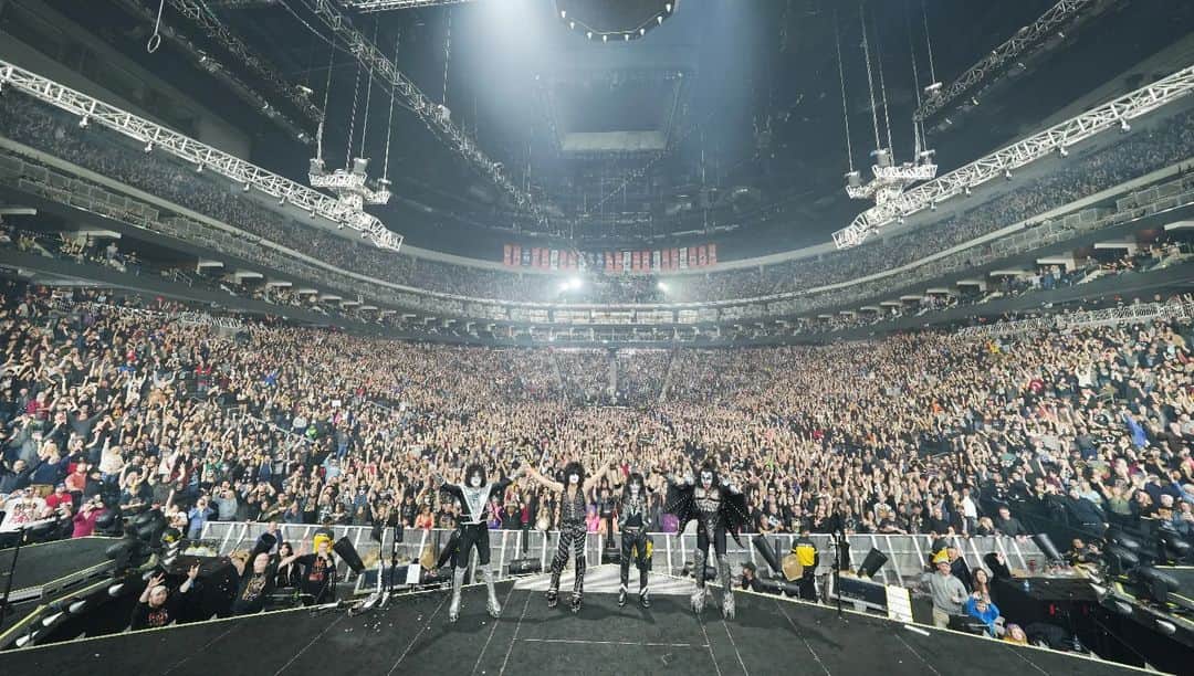 KISSのインスタグラム：「Thank You #EDMONTON! Another SOLD OUT show! We will Never forget You! #EndOfTheRoadTour @rogersplace」