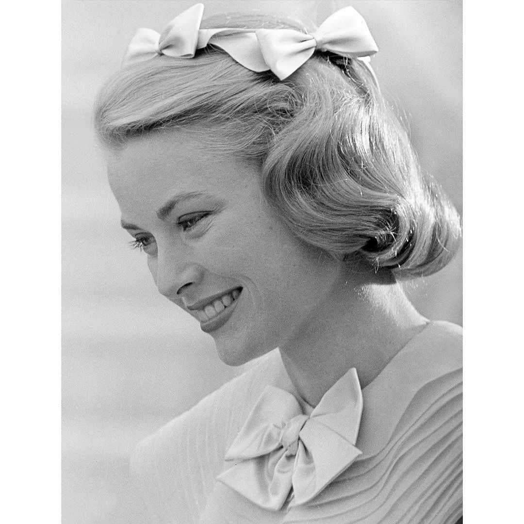 25ansウエディングさんのインスタグラム写真 - (25ansウエディングInstagram)「本日11月12日は #グレースケリー の誕生日✨🎂🎉  ハリウッド女優からモナコ公妃へと華麗なる転身を遂げたグレース・ケリー。20世紀を代表するファッション・アイコンとして今もなお、世界中の女性たちの憧れの的です。今日はそんな彼女のヘアスタイルにフォーカス！  1_グラマラスさ全開の女優ヘア ツヤ感たっぷりのボリューミーなカールがゴージャスなボブヘア。前髪からサイドにかけての立体的なウェーブにより、顔周りにニュアンスを与えています。ボブの膨らみが大きいほどよりクラシックな印象に。  2‗リボンで夢見る少女のように 内巻きにしたキュートなボブヘアに、リボンを複数あしらったガーリーなスタイル。ドレスの首もとのデザインと見事にリンクした、アイキャッチーなヘアアレンジは、クールビューティと呼ばれた彼女を柔和で愛らしい雰囲気に見せています。 ・ 👉もっと見たい方は、#25ansウエディングデジタル をチェック！ 「気品とエレガンスをまとう、グレース・ケリーのドレスアップ集16選」  Photos：Getty Images  #グレースケリー #gracekelly  #25ansウエディング #25answedding #25ansbeauty #25ans #ヴァンサンカンウエディング #ブライダル #ドレス #ウエディングドレス #花嫁ヘア  #挙式ヘア #花嫁ヘアスタイル #花嫁ヘアメイク #ウエディングヘア #hairstyle #花嫁 #プレ花嫁 #結婚 #結婚式 #挙式」11月12日 11時00分 - 25answedding