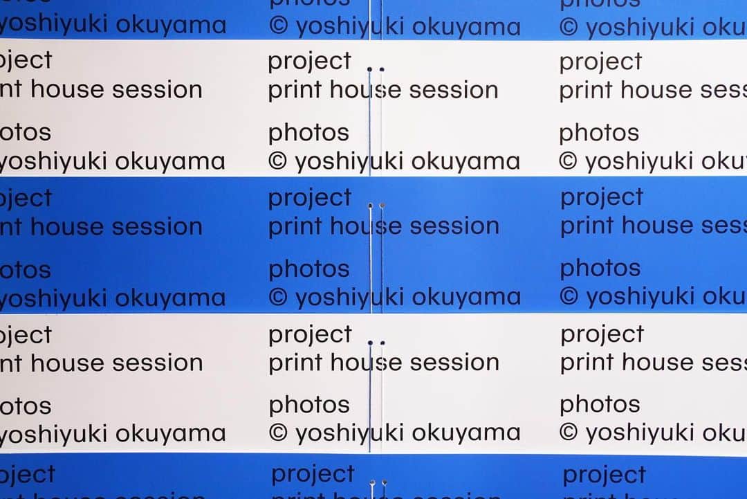 奥山由之さんのインスタグラム写真 - (奥山由之Instagram)「【Art Book Release】 The “Print House Session” project assembled teams consisting of four print houses and four designers, collaborating to craft an art book that showcases the work of a single artist.  SunM Color × Mariko Okazaki LIVE ART BOOKS × Yuri Uenishi TOKYO INSHOKAN PRINTING × Yoshihisa Tanaka YAMADA PHOTO PROCESS × Aaron Nieh  The aforementioned individuals reinterpreted Okuyama’s new work “windows” (published by AKAAKA Art Publishing in 2023). The unique vision of the designers combined with the superior craftsmanship of the print houses culminated in the creation of the art books. You can purchase them at this web shop→printhouse.base.shop  *The photo is from “xx**/windows”.  【Bibliographic Information】 “xx**/windows” Printer: YAMADA PHOTO PROCESS @yamada_photo_process Design: Aaron Nieh @aaronnieh Size: 210×380mm Pages: 64 pages Binding: Parallel three-hole binding Price: ¥3,200 (tax included)  【Planning & Organizer】 Print House Session @printhousesession roshin books @roshinbooks flotsam books @flotsambooks  ー  【アートブック発売】 4つの印刷所、4人のデザイナーがそれぞれチームを組み、1人のアーティストの作品のアートブックを作るプロジェクト「Print House Session」  サンエムカラー × 岡崎真理子 LIVE ART BOOKS × 上西祐理 東京印書館 × 田中義久 山田写真製版所 × Aaron Nieh  以上の方々に奥山の新作『windows』（2023年に赤々舎より既刊）を再解釈して頂き、デザイナーの皆さまの斬新な発想を、印刷所の卓越した技術によって作り上げました。 こちらのWEBショップにてご購入頂けます。→printhouse.base.shop  ※写真は『xx**/windows』です。  【書誌情報】 『xx**/windows』 印刷所：山田写真製版所 @yamada_photo_process デザイン：アーロン・ニエ @aaronnieh 判型：210×380㎜ 頁数：64ページ 仕様：並列三つ目綴じ 価格：¥3,200（税込）  【企画・運営】 Print House Session @printhousesession roshin books @roshinbooks flotsam books @flotsambooks  #奥山由之 #yoshiyukiokuyama #windows #アートブック #artbook」11月12日 11時01分 - yoshiyukiokuyama