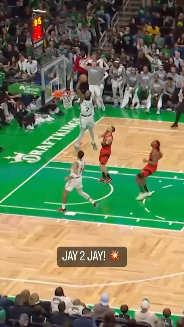 NBAのインスタグラム：「TOSS IT UP! 💥」
