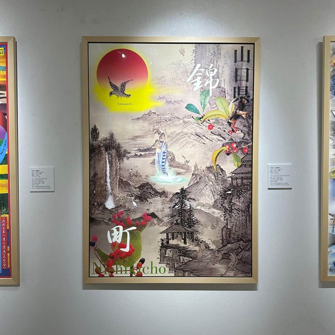 のインスタグラム：「【 THE POSTERS OF TADANORI YOKOO 】  現在開催中の第一部となるポスター展をご覧頂けるのも残り1週間。 11月20日(火)、21日(水)で作品入れ替えを行い、 11月22日(木)より第二部のポスター展がスタート致しますので 第一部のポスター展がまだの方はぜひ店頭でご覧下さい。  作品名 : 山口県錦町 B サイズ : 1031 × 728 (mm) 技法 : オフセット印刷  制作年 : 2002年 エディション : なし  ￣￣￣￣￣￣￣￣￣￣￣￣￣￣￣￣￣  日本を代表する美術家・横尾忠則がこれまでに手がけたポスター作品を集めた展示を「ビームス ジャパン（新宿）」5F〈B GALLERY〉にて10月27日（金）から12月17日（日）まで、二部にわたって開催します。 今回の展示では、横尾忠則が過去に発表した莫大な数のポスターから、〈B GALLERY〉がセレクトしたポスターを展示・販売（※）致します。  （※）額装の有無（額装を選択の場合別途費用が掛かります。） をお選びいただけます。 展示後のお渡しとなります。   また、本展示を記念して〈B GALLERY〉がオリジナルグッズを豊富にご用意しました。インテリアブランド〈PACIFICA COLLECTIVES（パシフィカ コレクティブス）〉と製作した大型のラグや、パジャマメーカー〈NOWHAW（ノウハウ）〉が生地からオリジナルで製作したパジャマやガウン、クッションカバーをはじめ、トランプ、手ぬぐいなどの雑貨まで幅広くラインナップ。〈NEW ERA（ニューエラ）〉の帽子や〈PORTER（ポーター）〉のバッグ、〈Klean Kanteen（クリーンカンティーン）〉のステンレス製ウォーターボトルなど〈B GALLERY〉ならではのコラボレーションアイテムも順次予約販売を行います。   今回、BEAMSのサーフ&スケートのバイヤーである加藤忠幸が手がけるブランド〈SSZ（エス エス ズィー）〉とのコラボレーションも実現。加藤が横尾忠則の大ファンであることから製作が叶った、横尾忠則のアートを施したセットアップやスケートデッキを展示・順次予約販売します。  実に20年ぶりとなるポスターのみの展示。オリジナルグッズにもご期待ください。※オリジナルグッズ等はBEAMS JAPAN 4F トーキョー カルチャート by ビームスにて販売しております。  ●開催期間 2023年10月27日（金）〜 12月17日（日) ※11月20日（月）・21日（火）は作品入れ替えの為休廊。  ●開催店舗 ビームス ジャパン（新宿）5F 『 B GALLERY』  ○横尾忠則 美術家。1936年兵庫県生まれ。72年ニューヨーク近代美術館で個展。その後もパリ、ヴェネツィア、サンパウロなど各国のビエンナーレに出品し、ステデリック美術館（アムステルダム）、カルティエ財団現代美術館（パリ）、ロシア国立東洋美術館（モスクワ）など世界各国の美術館で個展を開催。また、東京都現代美術館、京都国立近代美術館、金沢21世紀美術館、国立国際美術館など国内でも相次いで個展を開催し、2012年神戸市に兵庫県立横尾忠則現代美術館、13年香川県に豊島横尾館開館。95年毎日芸術賞、11年旭日小綬章、朝日賞、15年高松宮殿下記念世界文化賞、令和2年度東京都名誉都民顕彰、23年日本芸術院会員。著書に小説『ぶるうらんど』（泉鏡花文学賞）『言葉を離れる』（講談社エッセイ賞）小説『原郷の森』ほか多数。 2023年12月3日（日）まで東京国立博物館 表慶館にて「横尾忠則 寒山百得」展を開催中。  BEAMS JAPAN 5F B GALLERY @b_gallery_official ☎︎03-5368-7309  #beams #beamsjapan #beamsjapan5nd #bgallery #art #横尾忠則 #tadanoriyokoo」