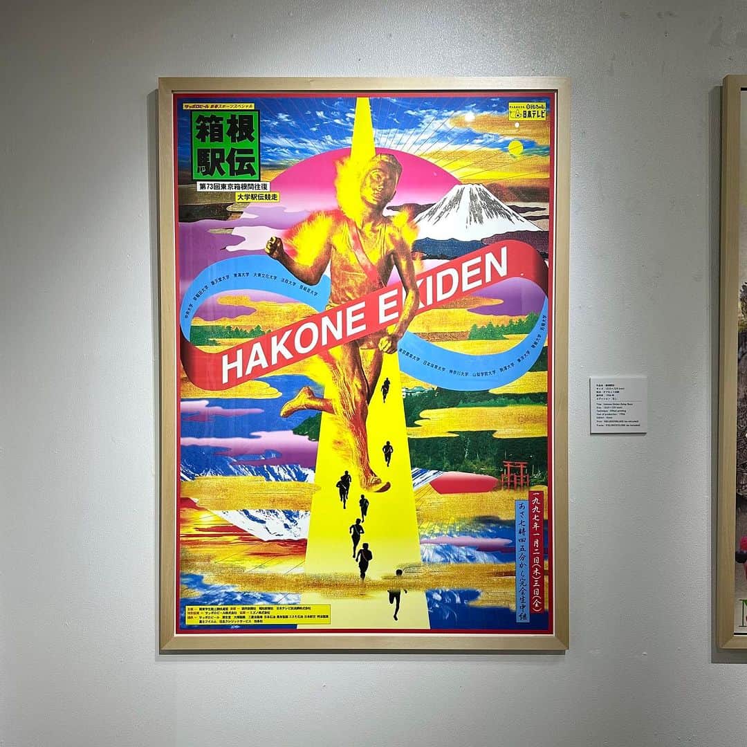のインスタグラム：「【 THE POSTERS OF TADANORI YOKOO 】  現在開催中の第一部となるポスター展をご覧頂けるのも残り1週間。 11月20日(火)、21日(水)で作品入れ替えを行い、 11月22日(木)より第二部のポスター展がスタート致しますので 第一部のポスター展がまだの方はぜひ店頭でご覧下さい。  作品名 : 箱根駅伝 サイズ : 1033 × 729 (mm) 技法 : オフセット印刷  制作年 : 1996年 エディション : なし  ￣￣￣￣￣￣￣￣￣￣￣￣￣￣￣￣￣  日本を代表する美術家・横尾忠則がこれまでに手がけたポスター作品を集めた展示を「ビームス ジャパン（新宿）」5F〈B GALLERY〉にて10月27日（金）から12月17日（日）まで、二部にわたって開催します。 今回の展示では、横尾忠則が過去に発表した莫大な数のポスターから、〈B GALLERY〉がセレクトしたポスターを展示・販売（※）致します。  （※）額装の有無（額装を選択の場合別途費用が掛かります。） をお選びいただけます。 展示後のお渡しとなります。   また、本展示を記念して〈B GALLERY〉がオリジナルグッズを豊富にご用意しました。インテリアブランド〈PACIFICA COLLECTIVES（パシフィカ コレクティブス）〉と製作した大型のラグや、パジャマメーカー〈NOWHAW（ノウハウ）〉が生地からオリジナルで製作したパジャマやガウン、クッションカバーをはじめ、トランプ、手ぬぐいなどの雑貨まで幅広くラインナップ。〈NEW ERA（ニューエラ）〉の帽子や〈PORTER（ポーター）〉のバッグ、〈Klean Kanteen（クリーンカンティーン）〉のステンレス製ウォーターボトルなど〈B GALLERY〉ならではのコラボレーションアイテムも順次予約販売を行います。   今回、BEAMSのサーフ&スケートのバイヤーである加藤忠幸が手がけるブランド〈SSZ（エス エス ズィー）〉とのコラボレーションも実現。加藤が横尾忠則の大ファンであることから製作が叶った、横尾忠則のアートを施したセットアップやスケートデッキを展示・順次予約販売します。  実に20年ぶりとなるポスターのみの展示。オリジナルグッズにもご期待ください。※オリジナルグッズ等はBEAMS JAPAN 4F トーキョー カルチャート by ビームスにて販売しております。  ●開催期間 2023年10月27日（金）〜 12月17日（日) ※11月20日（月）・21日（火）は作品入れ替えの為休廊。  ●開催店舗 ビームス ジャパン（新宿）5F 『 B GALLERY』  ○横尾忠則 美術家。1936年兵庫県生まれ。72年ニューヨーク近代美術館で個展。その後もパリ、ヴェネツィア、サンパウロなど各国のビエンナーレに出品し、ステデリック美術館（アムステルダム）、カルティエ財団現代美術館（パリ）、ロシア国立東洋美術館（モスクワ）など世界各国の美術館で個展を開催。また、東京都現代美術館、京都国立近代美術館、金沢21世紀美術館、国立国際美術館など国内でも相次いで個展を開催し、2012年神戸市に兵庫県立横尾忠則現代美術館、13年香川県に豊島横尾館開館。95年毎日芸術賞、11年旭日小綬章、朝日賞、15年高松宮殿下記念世界文化賞、令和2年度東京都名誉都民顕彰、23年日本芸術院会員。著書に小説『ぶるうらんど』（泉鏡花文学賞）『言葉を離れる』（講談社エッセイ賞）小説『原郷の森』ほか多数。 2023年12月3日（日）まで東京国立博物館 表慶館にて「横尾忠則 寒山百得」展を開催中。  BEAMS JAPAN 5F B GALLERY @b_gallery_official ☎︎03-5368-7309  #beams #beamsjapan #beamsjapan5nd #bgallery #art #横尾忠則 #tadanoriyokoo」