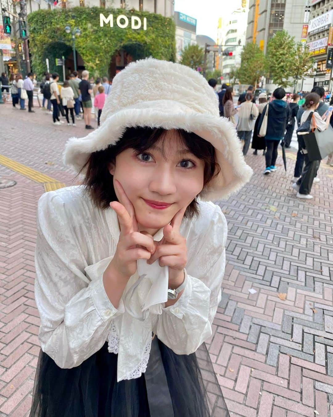 久代梨奈のインスタグラム：「おはようございます😃 最近この帽子被りがち🐩 リバーシブル🌛🌜 バケハとベレー帽は何個あっても欲しくなっちゃう🤭  #バケハ #リバーシブル」