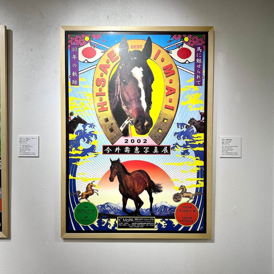のインスタグラム：「【 THE POSTERS OF TADANORI YOKOO 】  現在開催中の第一部となるポスター展をご覧頂けるのも残り1週間。 11月20日(火)、21日(水)で作品入れ替えを行い、 11月22日(木)より第二部のポスター展がスタート致しますので 第一部のポスター展がまだの方はぜひ店頭でご覧下さい。  作品名 : 今井壽恵 写真展 サイズ : 1030 × 728 (mm) 技法 : オフセット印刷  制作年 : 2002年 エディション : なし  ￣￣￣￣￣￣￣￣￣￣￣￣￣￣￣￣￣  日本を代表する美術家・横尾忠則がこれまでに手がけたポスター作品を集めた展示を「ビームス ジャパン（新宿）」5F〈B GALLERY〉にて10月27日（金）から12月17日（日）まで、二部にわたって開催します。 今回の展示では、横尾忠則が過去に発表した莫大な数のポスターから、〈B GALLERY〉がセレクトしたポスターを展示・販売（※）致します。  （※）額装の有無（額装を選択の場合別途費用が掛かります。） をお選びいただけます。 展示後のお渡しとなります。   また、本展示を記念して〈B GALLERY〉がオリジナルグッズを豊富にご用意しました。インテリアブランド〈PACIFICA COLLECTIVES（パシフィカ コレクティブス）〉と製作した大型のラグや、パジャマメーカー〈NOWHAW（ノウハウ）〉が生地からオリジナルで製作したパジャマやガウン、クッションカバーをはじめ、トランプ、手ぬぐいなどの雑貨まで幅広くラインナップ。〈NEW ERA（ニューエラ）〉の帽子や〈PORTER（ポーター）〉のバッグ、〈Klean Kanteen（クリーンカンティーン）〉のステンレス製ウォーターボトルなど〈B GALLERY〉ならではのコラボレーションアイテムも順次予約販売を行います。   今回、BEAMSのサーフ&スケートのバイヤーである加藤忠幸が手がけるブランド〈SSZ（エス エス ズィー）〉とのコラボレーションも実現。加藤が横尾忠則の大ファンであることから製作が叶った、横尾忠則のアートを施したセットアップやスケートデッキを展示・順次予約販売します。  実に20年ぶりとなるポスターのみの展示。オリジナルグッズにもご期待ください。※オリジナルグッズ等はBEAMS JAPAN 4F トーキョー カルチャート by ビームスにて販売しております。  ●開催期間 2023年10月27日（金）〜 12月17日（日) ※11月20日（月）・21日（火）は作品入れ替えの為休廊。  ●開催店舗 ビームス ジャパン（新宿）5F 『 B GALLERY』  ○横尾忠則 美術家。1936年兵庫県生まれ。72年ニューヨーク近代美術館で個展。その後もパリ、ヴェネツィア、サンパウロなど各国のビエンナーレに出品し、ステデリック美術館（アムステルダム）、カルティエ財団現代美術館（パリ）、ロシア国立東洋美術館（モスクワ）など世界各国の美術館で個展を開催。また、東京都現代美術館、京都国立近代美術館、金沢21世紀美術館、国立国際美術館など国内でも相次いで個展を開催し、2012年神戸市に兵庫県立横尾忠則現代美術館、13年香川県に豊島横尾館開館。95年毎日芸術賞、11年旭日小綬章、朝日賞、15年高松宮殿下記念世界文化賞、令和2年度東京都名誉都民顕彰、23年日本芸術院会員。著書に小説『ぶるうらんど』（泉鏡花文学賞）『言葉を離れる』（講談社エッセイ賞）小説『原郷の森』ほか多数。 2023年12月3日（日）まで東京国立博物館 表慶館にて「横尾忠則 寒山百得」展を開催中。  BEAMS JAPAN 5F B GALLERY @b_gallery_official ☎︎03-5368-7309  #beams #beamsjapan #beamsjapan5nd #bgallery #art #横尾忠則 #tadanoriyokoo」