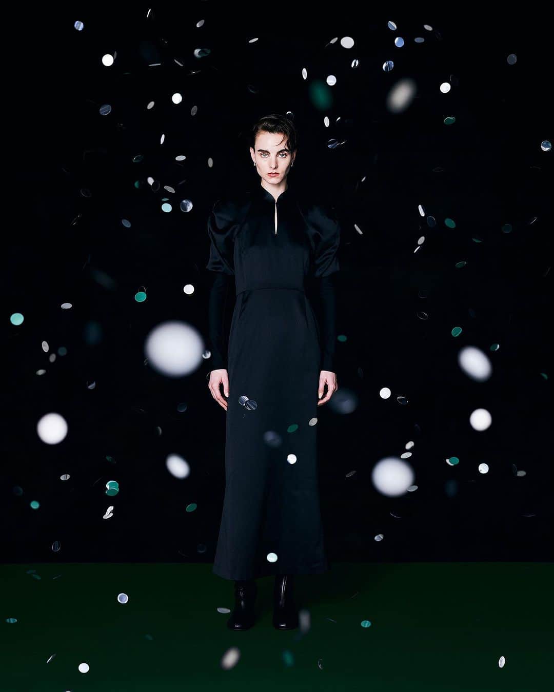 のインスタグラム：「HOLIDAY COLLECTION ____  11/15- order start  Shoulder volume Iline dress ¥35,200 (taxin)  パウダー調の上質な表面感と、適度なストレッチ性を持ち合わせたソフトタッチな素材を使用し、他とは差のつくドレスに。袖にはギャザーでボリュームを持たせ、ネックのデザインで抜け感をプラス。曲線を活かしたボディーラインは女性の身体を綺麗に見せてくれます。オケージョンにもぴったりな特別感のあるアイテムに仕上げました。  11/15- order start  Earring SCENE:9 ¥25,300 (taxin)  耳元を華やかに演出してくれるティアドロップ型のピアス。動くと少し揺れ動くツヤSLVとマットGLDのきらめきが上品な印象に。クリスマスギフトとしてもオススメです。 ___  11/15(水)発売予定 RIM.ARK店舗 RIM.ARK online sheltter web store ZOZOTOWN  online order start AM10:00- ____  銀座三越店　03-3538-3568 新宿ルミネ2店　03-6911-2585 名古屋高島屋店　052-566-3633 阪急うめだ店　06-6313-0587 福岡VIORO店　092-707-0673 ____  #RIMARK#リムアーク」