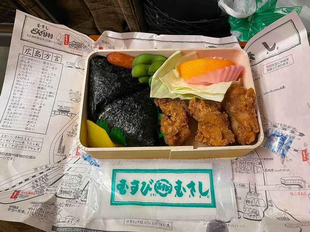 三吉ツカサのインスタグラム：「駅弁西の横綱 広島　むさし　若鶏弁当 大好物食べながらさらに西に向かうよ #東の横綱はもちろんあいつ」