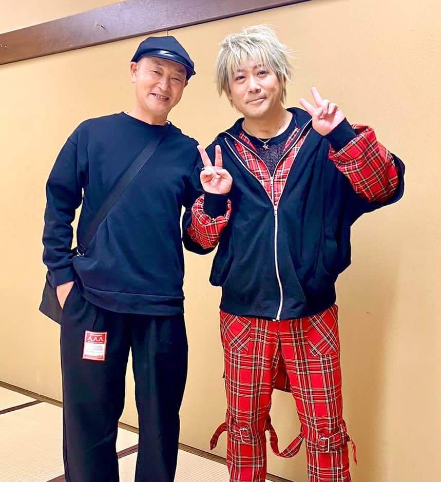 Shinnosukeのインスタグラム：「終演後の楽屋でメイクアーティストの中井さんと！昨日は僕ではなくて眉村ちあきさんを御担当されてたんだけど、ほんと偶然に！  SOUL'd OUT のデビューから解散までほとんどの作品を担当してくれたメイクさんなんです。  SNSでは御活躍を拝見してたけど実際に会ったのはほんと10年ぶりくらいだと思うので超嬉しかったです☺️  お互い健康でいましょうね〜。」