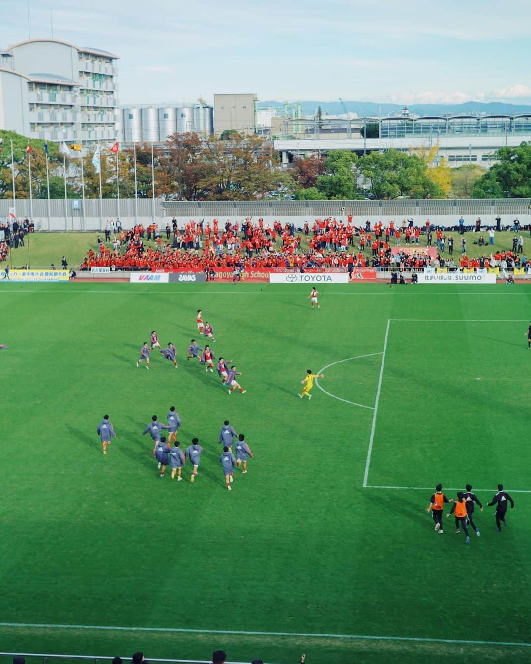 安井達郎さんのインスタグラム写真 - (安井達郎Instagram)「@nagoyahighschoolsoccerclub  愛知県高校サッカー選手権初優勝！！ 3度目の決勝にしてようやく勝ち取った全国大会👏(ちなみに僕らの世代は準々決勝敗退。。) やったー！！ おめでとうございます、そして感動をありがとうございます🥹  ちなみに 監督の山田先生は長年のナチュラルワイン好き。 また乾杯しましょう🍷  #母校 #leicam9」11月12日 11時15分 - tatsuroyasui