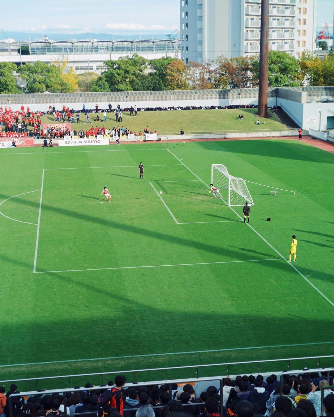 安井達郎のインスタグラム：「@nagoyahighschoolsoccerclub  愛知県高校サッカー選手権初優勝！！ 3度目の決勝にしてようやく勝ち取った全国大会👏(ちなみに僕らの世代は準々決勝敗退。。) やったー！！ おめでとうございます、そして感動をありがとうございます🥹  ちなみに 監督の山田先生は長年のナチュラルワイン好き。 また乾杯しましょう🍷  #母校 #leicam9」