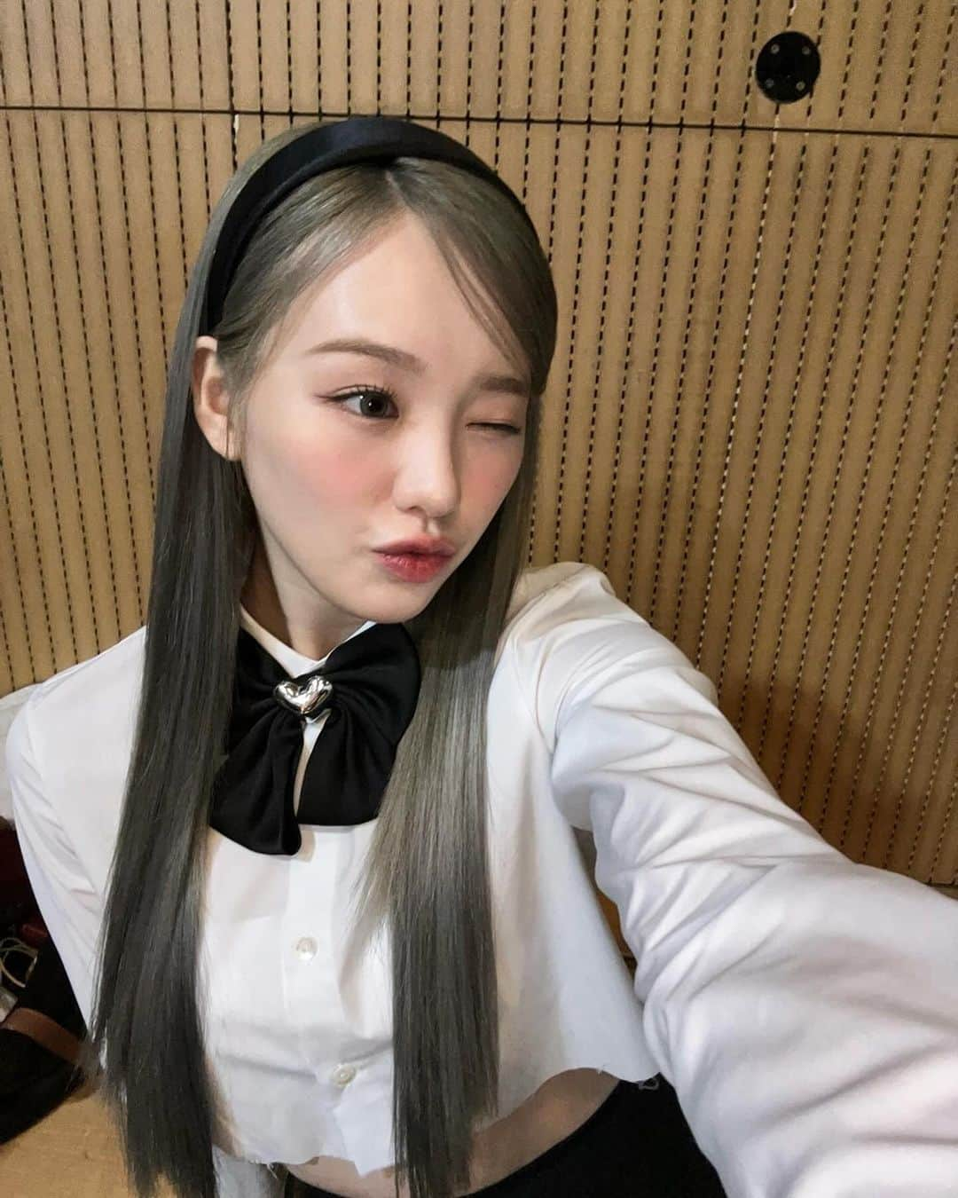 NiziUさんのインスタグラム写真 - (NiziUInstagram)「🧏🏻‍♀️💞🖤  #🐣」11月12日 11時16分 - niziu_artist_official