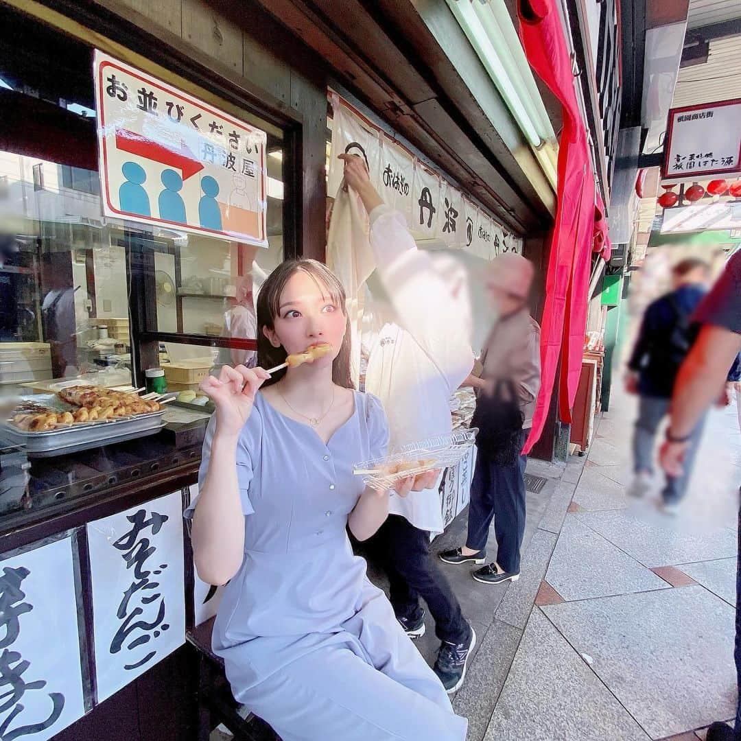 恵美のインスタグラム：「.  京都旅行✨  丹波屋のみそだんごが大好きすぎるので このために祇園に来ました🤭🍡  ここでもすぐ食べたし お持ち帰りしてホテルでも食べたよ🥹❤️  みたらし団子もきな粉餅も 全部美味しかった！  大人気のみそだんごは 冬にしか売ってないみたいだから 気をつけて🥹✨  #京都 #祇園 #八坂神社 #旅行」