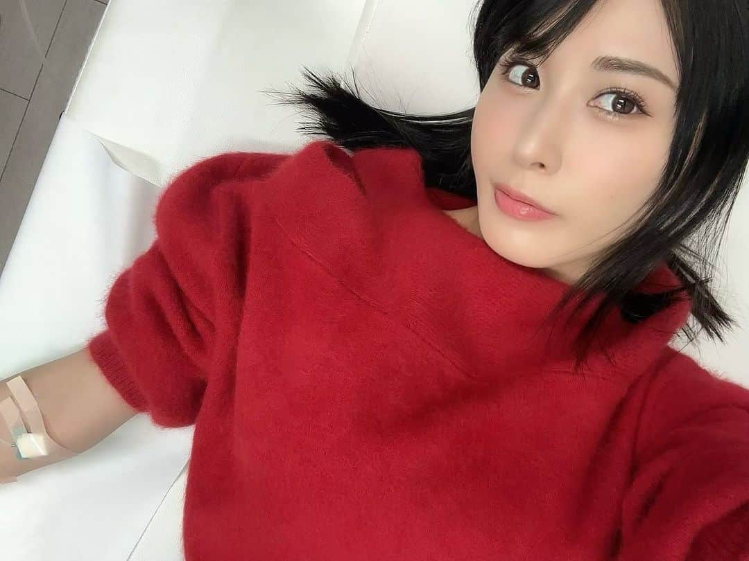 金子智美さんのインスタグラム写真 - (金子智美Instagram)「⁡ ⁡ もうすぐ34歳になっちゃうので老けない努力と より綺麗になる美容を意識して色々な美容施術を 受ける日々を過ごしてる金子さんです✨😤 ⁡ 外側だけじゃなくて内側からも美容を取り入れ なきゃと思い東京GLPクリニックの 「アンチエイジング美容点滴」をしてきました☺️ 最新の「NMN」と最高品質の「エクソソーム」 なんだって✨ エクソソームは何度か点滴を経験してたんだけど、 「NMN」もWで点滴が出来るので効果を感じやすい みたい🫣♪ 「NMN」「エクソソーム」ともに国内で生産された 高品質な薬液を提供してくれるから安心して受け られました✨ ⁡ 点滴をしてから数日。 身体に出来た湿疹の跡が色素沈着になってたんだ けど、それが薄くなったり、身体の疲れが取れ なくてマッサージ行きたいって思ってたはずなのに めちゃくちゃ元気になりました✨✌️😚 体調面も肌や美容面もいいことだらけだから定期 的にやりたいからこそリーズナブルな価格で受け られるのは本当にありがたい🥹🙏🏻 ⁡ 表参道の東京GLPクリニックは表参道駅徒歩1分 で駅近で最高な上に、自宅やオフィスなど好きな 場所まで来てくれるサービスもあるみたいで とっても便利だなぁと💡 ⁡ 金子の投稿見て予約した方は20%オフになる みたいなので気になった方は是非♡ ⁡ ご予約やお問い合わせは公式ラインにて受け付け ているので、ぜひ友達追加してみてね⭐️ https://lin.ee/MZ3bDsn ⁡ #エクソソーム #エクソソーム点滴　#nmn  #nmn点滴 #アンチエイジング美容点滴　#アンチエイジング　#アンチエイジング点滴 #東京glpクリニック　#pr」11月12日 11時19分 - kanesato1222