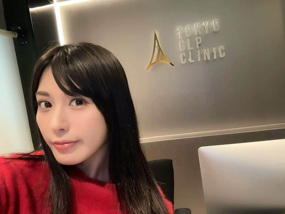 金子智美のインスタグラム：「⁡ ⁡ もうすぐ34歳になっちゃうので老けない努力と より綺麗になる美容を意識して色々な美容施術を 受ける日々を過ごしてる金子さんです✨😤 ⁡ 外側だけじゃなくて内側からも美容を取り入れ なきゃと思い東京GLPクリニックの 「アンチエイジング美容点滴」をしてきました☺️ 最新の「NMN」と最高品質の「エクソソーム」 なんだって✨ エクソソームは何度か点滴を経験してたんだけど、 「NMN」もWで点滴が出来るので効果を感じやすい みたい🫣♪ 「NMN」「エクソソーム」ともに国内で生産された 高品質な薬液を提供してくれるから安心して受け られました✨ ⁡ 点滴をしてから数日。 身体に出来た湿疹の跡が色素沈着になってたんだ けど、それが薄くなったり、身体の疲れが取れ なくてマッサージ行きたいって思ってたはずなのに めちゃくちゃ元気になりました✨✌️😚 体調面も肌や美容面もいいことだらけだから定期 的にやりたいからこそリーズナブルな価格で受け られるのは本当にありがたい🥹🙏🏻 ⁡ 表参道の東京GLPクリニックは表参道駅徒歩1分 で駅近で最高な上に、自宅やオフィスなど好きな 場所まで来てくれるサービスもあるみたいで とっても便利だなぁと💡 ⁡ 金子の投稿見て予約した方は20%オフになる みたいなので気になった方は是非♡ ⁡ ご予約やお問い合わせは公式ラインにて受け付け ているので、ぜひ友達追加してみてね⭐️ https://lin.ee/MZ3bDsn ⁡ #エクソソーム #エクソソーム点滴　#nmn  #nmn点滴 #アンチエイジング美容点滴　#アンチエイジング　#アンチエイジング点滴 #東京glpクリニック　#pr」