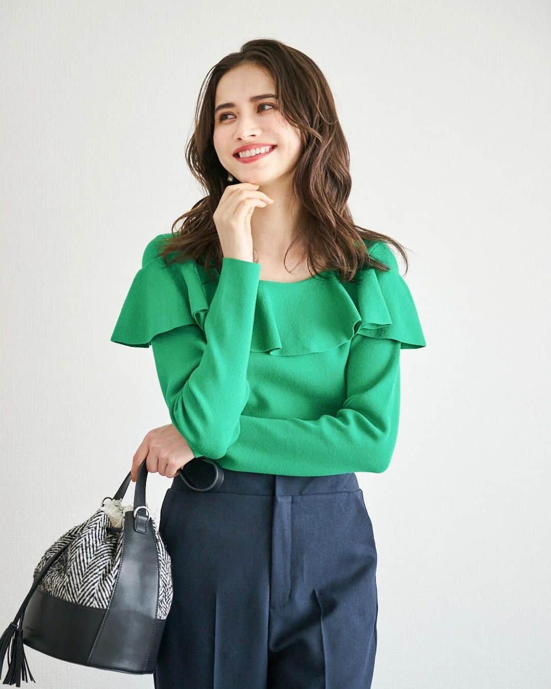 LOUNIE（ルーニィ）のインスタグラム：「TOPS CATALOG 2023 WINTER  フリルデザインもニットだから ドレッシーになりすぎない。 パンツと合わせるだけでこなれる。  #LOUNIE#ルーニィ #通勤コーデ#きれいめコーデ #フリル#グリーンコーデ#カラーコーデ #ニットコーデ #華やかコーデ  #パンツコーデ」