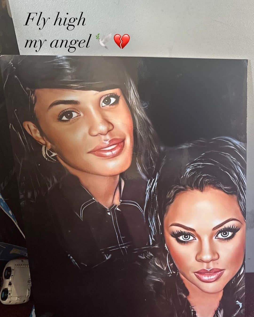 リル・キムのインスタグラム：「Always had my back so I always wanted the best for you. My heart is heavy, I’ll be missing you dearly cuzzo💔 Fly high my Angel 🕊️  Thank you to the Lori Twins for this beautiful painting. Y’all ate ❤️」