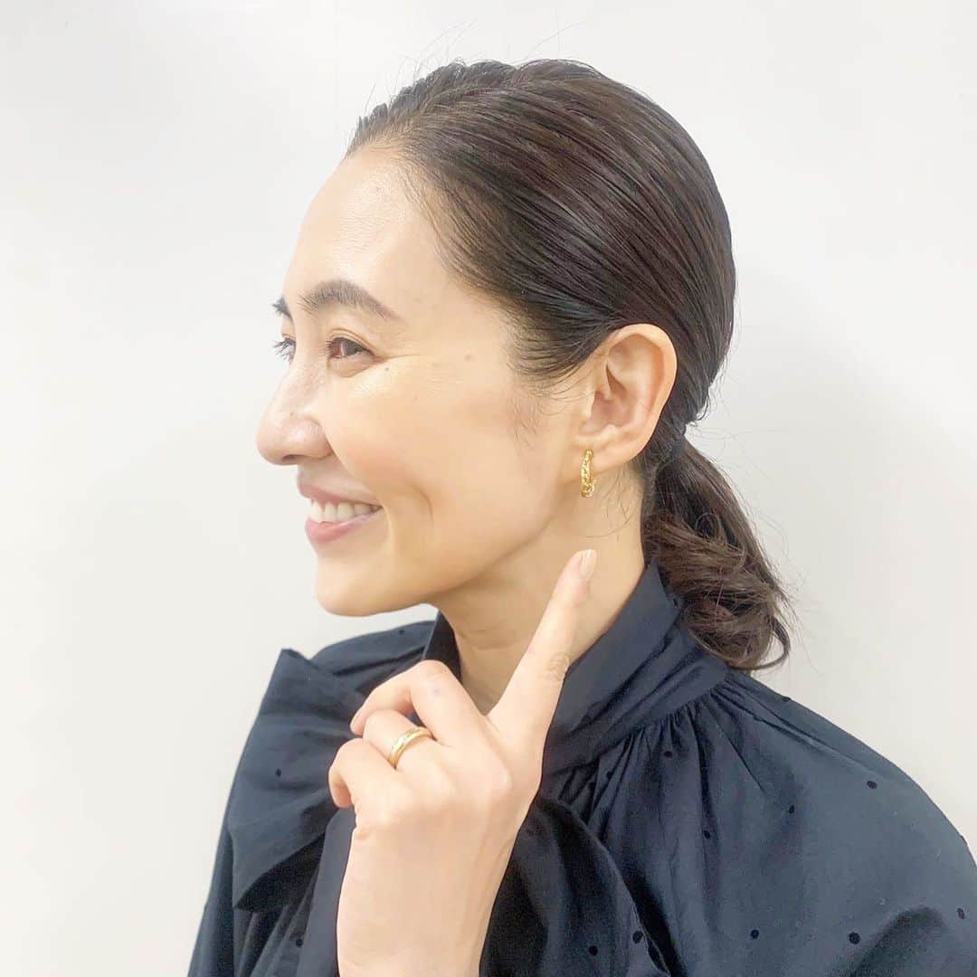 浜島直子さんのインスタグラム写真 - (浜島直子Instagram)「『NHKサタデーウォッチ9』生放送が終わりホッとひと安心☺️ @nhk_nw9   緊張しましたが、スタッフの皆さんのあたたかい雰囲気に助けられ、無事に終えることができました✨ ありがとうございます。 (オラに元気玉くれたみんなもありがとう〜🔥❤️‍🔥🫶)  深掘りコーナーでは大谷翔平選手の移籍についての特集が。 にわかファンの私でもとてもわかりやすく面白く、すっごく勉強になりました！ どこに移籍するのかドキドキしますねぇ…🤩 (NHKプラスで見逃し配信もあるよ)  そして毎回衣装を提供してくださるブランドさん、いつも本当にありがとうございます🥰 ・ #サタデーウォッチ9  #最後の写真は #サタデーウォッチ9のインスタから拝借しました🙏 #赤木野々花 アナウンサーと⚾️ #私の衣装は #ブラウス　 #スカート　は共に #LEBOUQUET @LEBOUQUET_official #イヤリング #CASUMINO @CASUMINO #シューズ #beautifulshoes  @beautiful_shoes_official #ありがとうございます #あすかさんと陽子ちゃも #いつも美人にしてくれてありがとう🥹❤️」11月12日 11時26分 - hamaji_0912