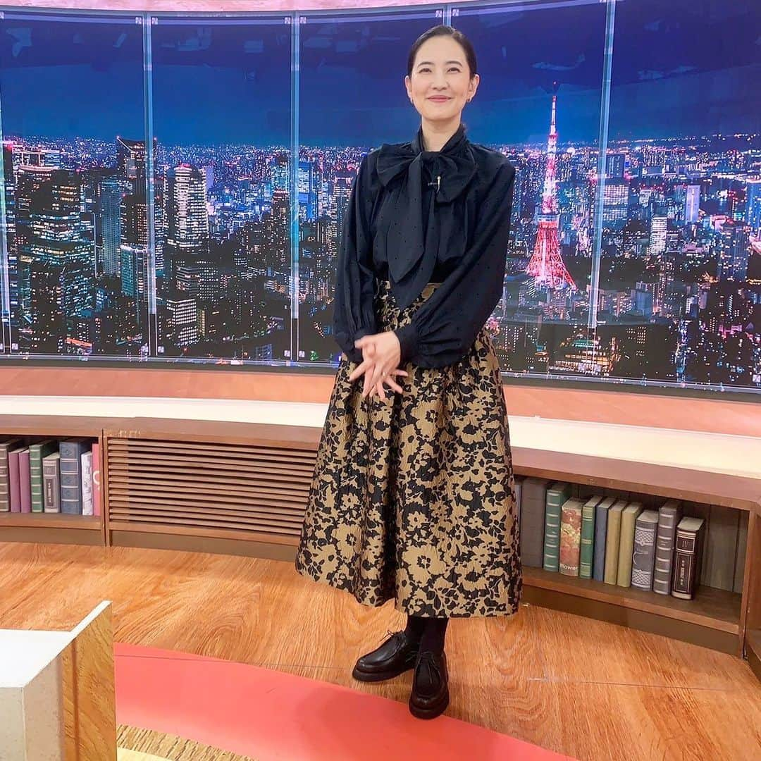 浜島直子さんのインスタグラム写真 - (浜島直子Instagram)「『NHKサタデーウォッチ9』生放送が終わりホッとひと安心☺️ @nhk_nw9   緊張しましたが、スタッフの皆さんのあたたかい雰囲気に助けられ、無事に終えることができました✨ ありがとうございます。 (オラに元気玉くれたみんなもありがとう〜🔥❤️‍🔥🫶)  深掘りコーナーでは大谷翔平選手の移籍についての特集が。 にわかファンの私でもとてもわかりやすく面白く、すっごく勉強になりました！ どこに移籍するのかドキドキしますねぇ…🤩 (NHKプラスで見逃し配信もあるよ)  そして毎回衣装を提供してくださるブランドさん、いつも本当にありがとうございます🥰 ・ #サタデーウォッチ9  #最後の写真は #サタデーウォッチ9のインスタから拝借しました🙏 #赤木野々花 アナウンサーと⚾️ #私の衣装は #ブラウス　 #スカート　は共に #LEBOUQUET @LEBOUQUET_official #イヤリング #CASUMINO @CASUMINO #シューズ #beautifulshoes  @beautiful_shoes_official #ありがとうございます #あすかさんと陽子ちゃも #いつも美人にしてくれてありがとう🥹❤️」11月12日 11時26分 - hamaji_0912