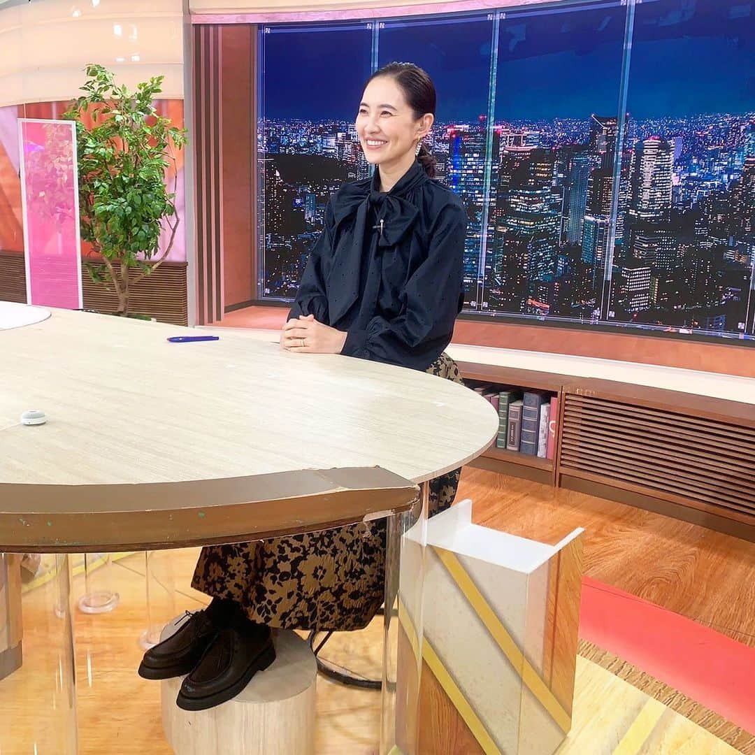 浜島直子のインスタグラム：「『NHKサタデーウォッチ9』生放送が終わりホッとひと安心☺️ @nhk_nw9   緊張しましたが、スタッフの皆さんのあたたかい雰囲気に助けられ、無事に終えることができました✨ ありがとうございます。 (オラに元気玉くれたみんなもありがとう〜🔥❤️‍🔥🫶)  深掘りコーナーでは大谷翔平選手の移籍についての特集が。 にわかファンの私でもとてもわかりやすく面白く、すっごく勉強になりました！ どこに移籍するのかドキドキしますねぇ…🤩 (NHKプラスで見逃し配信もあるよ)  そして毎回衣装を提供してくださるブランドさん、いつも本当にありがとうございます🥰 ・ #サタデーウォッチ9  #最後の写真は #サタデーウォッチ9のインスタから拝借しました🙏 #赤木野々花 アナウンサーと⚾️ #私の衣装は #ブラウス　 #スカート　は共に #LEBOUQUET @LEBOUQUET_official #イヤリング #CASUMINO @CASUMINO #シューズ #beautifulshoes  @beautiful_shoes_official #ありがとうございます #あすかさんと陽子ちゃも #いつも美人にしてくれてありがとう🥹❤️」