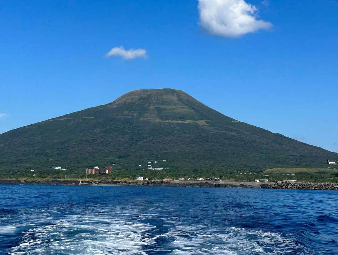 原千晶さんのインスタグラム写真 - (原千晶Instagram)「10月末に八丈島へ釣り旅に🎣 下準備もほぼせずに、なんとかなるさ！と 飛び込んでみたら…  釣り天国のはず？なのに なかなか渋くて… 海のご機嫌が良くなく修行のような 釣りになりました。  でも、初日に ヒメダイと小さなカンパチ(初‼️) 最終日に大きなアカハタが 沢山釣れて大満足✨  初八丈島はちょっぴり難しかったけど 壮大な自然の中でたっぷりと 釣りを楽しめたので大満足✨ 色々勉強させてもらいました！ また行きたいな〜 それまでにジギングをもっと練習して 250gとか300gのジグを ちゃんとシャクれるようになるぞ！！ まだまだ修行の身です！  #釣り  #船釣り #八丈島 #カンパチジギング  #アカハタ　#釣り旅」11月12日 11時27分 - seribukristal