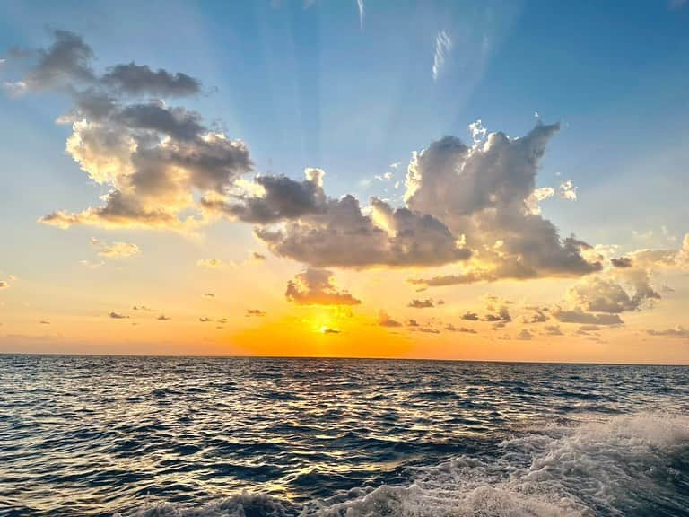 原千晶さんのインスタグラム写真 - (原千晶Instagram)「10月末に八丈島へ釣り旅に🎣 下準備もほぼせずに、なんとかなるさ！と 飛び込んでみたら…  釣り天国のはず？なのに なかなか渋くて… 海のご機嫌が良くなく修行のような 釣りになりました。  でも、初日に ヒメダイと小さなカンパチ(初‼️) 最終日に大きなアカハタが 沢山釣れて大満足✨  初八丈島はちょっぴり難しかったけど 壮大な自然の中でたっぷりと 釣りを楽しめたので大満足✨ 色々勉強させてもらいました！ また行きたいな〜 それまでにジギングをもっと練習して 250gとか300gのジグを ちゃんとシャクれるようになるぞ！！ まだまだ修行の身です！  #釣り  #船釣り #八丈島 #カンパチジギング  #アカハタ　#釣り旅」11月12日 11時27分 - seribukristal