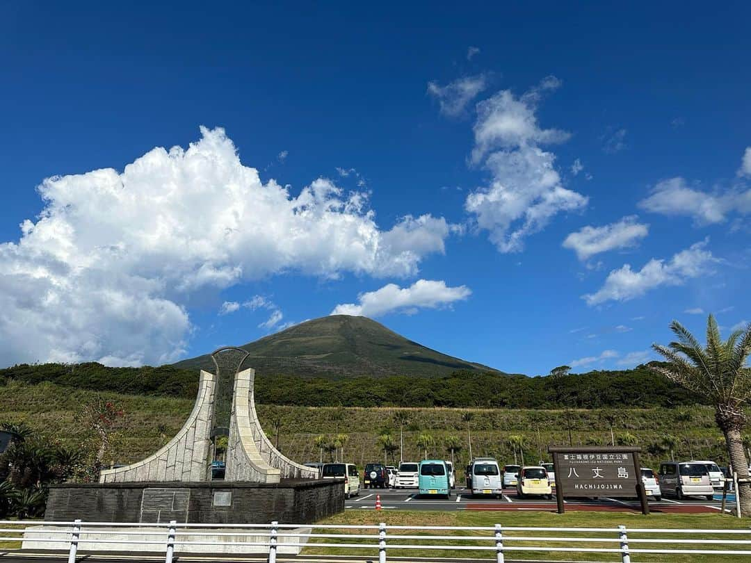 原千晶さんのインスタグラム写真 - (原千晶Instagram)「10月末に八丈島へ釣り旅に🎣 下準備もほぼせずに、なんとかなるさ！と 飛び込んでみたら…  釣り天国のはず？なのに なかなか渋くて… 海のご機嫌が良くなく修行のような 釣りになりました。  でも、初日に ヒメダイと小さなカンパチ(初‼️) 最終日に大きなアカハタが 沢山釣れて大満足✨  初八丈島はちょっぴり難しかったけど 壮大な自然の中でたっぷりと 釣りを楽しめたので大満足✨ 色々勉強させてもらいました！ また行きたいな〜 それまでにジギングをもっと練習して 250gとか300gのジグを ちゃんとシャクれるようになるぞ！！ まだまだ修行の身です！  #釣り  #船釣り #八丈島 #カンパチジギング  #アカハタ　#釣り旅」11月12日 11時27分 - seribukristal