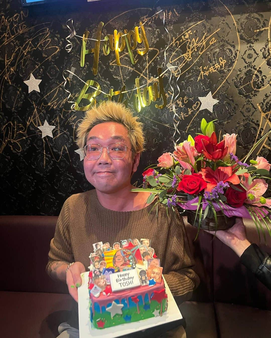 かおかおさんのインスタグラム写真 - (かおかおInstagram)「Rootsで、としさんのサプライズお誕生日会🎉✨ 札幌住んで日が浅い私にいつも優しくしてくれる兄貴ですo̴̶̷̤ ̫ o̴̶̷̤ これからもずっと仲良くしてください😆🤝✨ 睡眠不足の為、早めに失礼してすみません(;_;)‼️‼️ 初めましてだった方もこれから仲良くしてください🩵💚 ⁡しんやくん、二ファさん、るみりんごさん企画などありがとうございました!(´▽｀) 、 タグ付け失礼します꒰ঌ( ⸝⸝•ᴗ•⸝⸝ )໒꒱💕 #誕生日会 #サプライズ #バースデー #バースデーケーキ #ビデオレター #六本木 #bar #Roots #東京 #飲み屋」11月12日 11時28分 - kaokao___0611