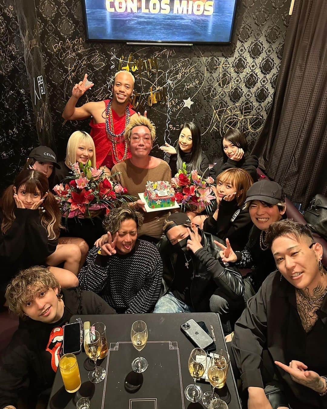 かおかおのインスタグラム：「Rootsで、としさんのサプライズお誕生日会🎉✨ 札幌住んで日が浅い私にいつも優しくしてくれる兄貴ですo̴̶̷̤ ̫ o̴̶̷̤ これからもずっと仲良くしてください😆🤝✨ 睡眠不足の為、早めに失礼してすみません(;_;)‼️‼️ 初めましてだった方もこれから仲良くしてください🩵💚 ⁡しんやくん、二ファさん、るみりんごさん企画などありがとうございました!(´▽｀) 、 タグ付け失礼します꒰ঌ( ⸝⸝•ᴗ•⸝⸝ )໒꒱💕 #誕生日会 #サプライズ #バースデー #バースデーケーキ #ビデオレター #六本木 #bar #Roots #東京 #飲み屋」
