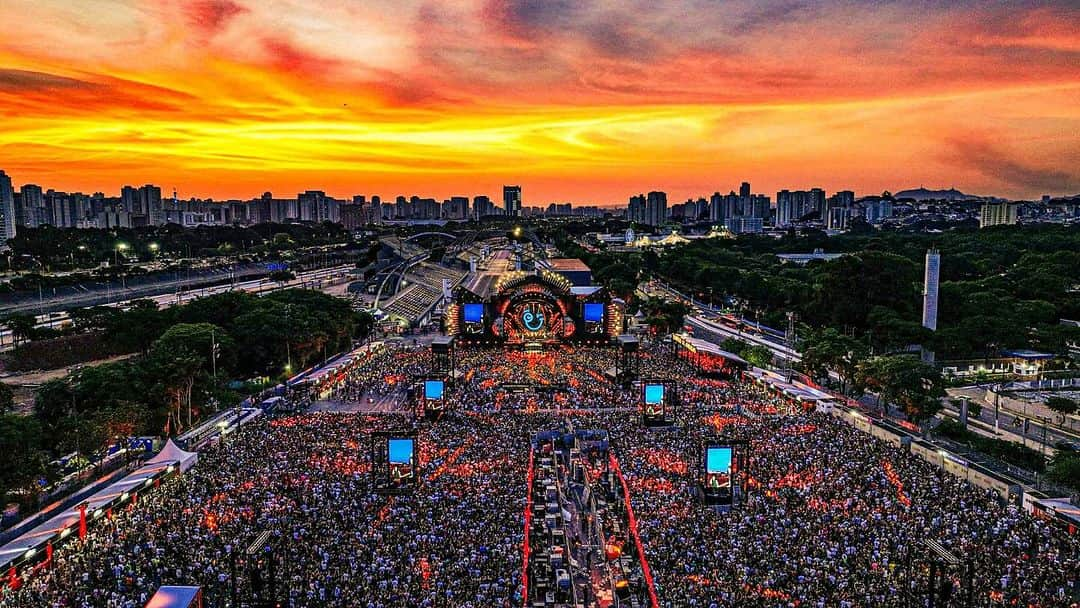 Sorriso Marotoのインスタグラム：「Uooow, 30 mil pessoas em São Paulo pra assistir o pôr do sol com a gente, mais uma edição do @sorrisoasantigas pra ficar na HISTÓRIA!!! 🙏🏽☀️」