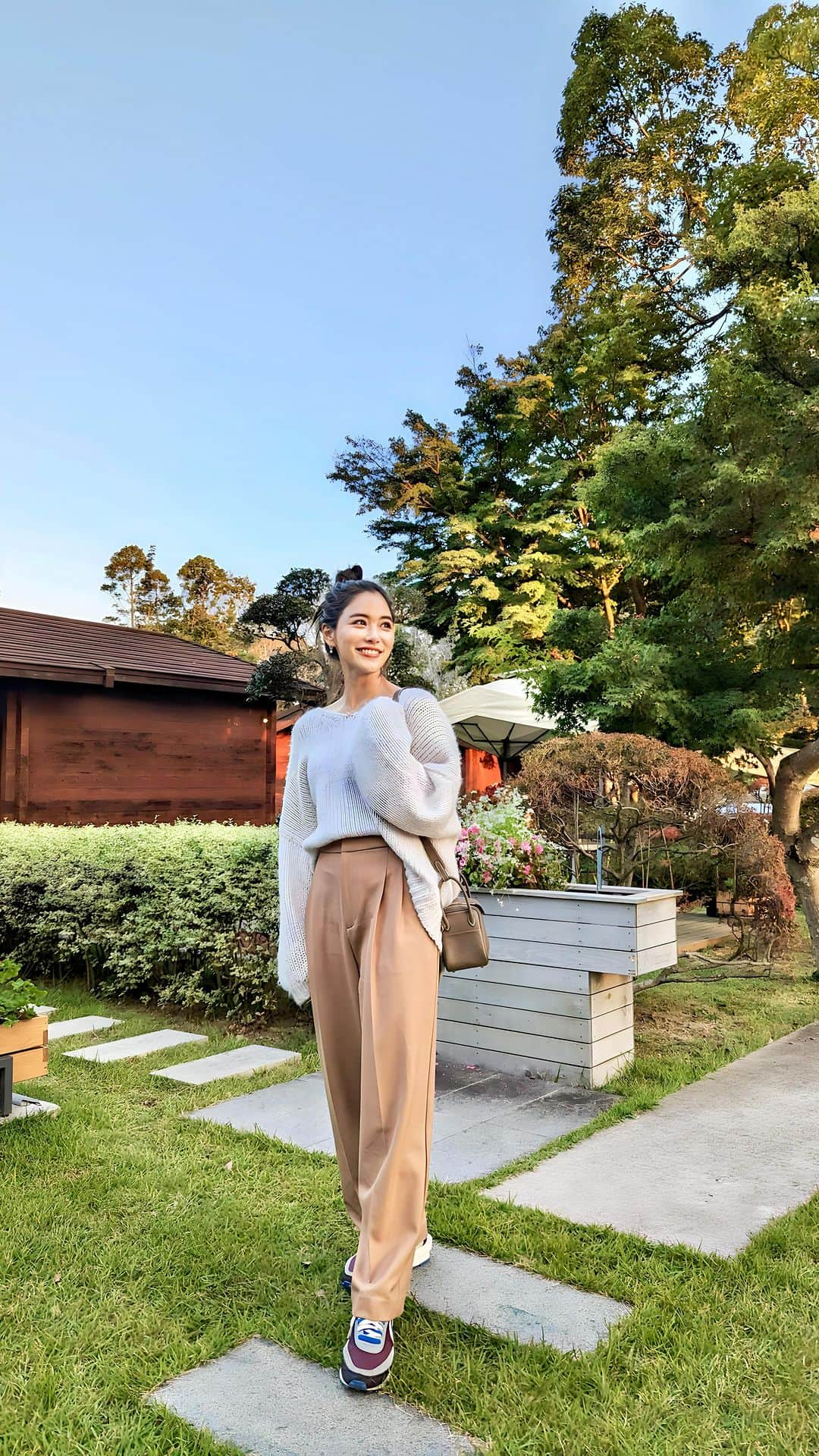 石井里奈のインスタグラム：「真名カントリークラブでゴルフ前にグランピングへ。 オープンしたばかりの天然温泉が最高すぎるて♨️ 温泉だけでもまた行きたい笑 . tops... @aresense_official pants... @beautyandyouth_official shoes... @nike @sacaiofficial . B&Yの美脚パンツは本当に美脚で脚長に見えるのに快適でお気に入り！これは色違いで欲しいやつ✌️ . aresenseのニットも背中の開き具合とゆるっと感が絶妙！さいきん寒くなってきたのでニットがマストだね⛄️🧶 . #グランピング #温泉 #温泉旅行 #キャンプ #キャンプ女子 #おだんごヘア #beautyandyouth #unitedarrows #おだんご #カジュアルコーデ #秋コーデ #秋服コーデ」