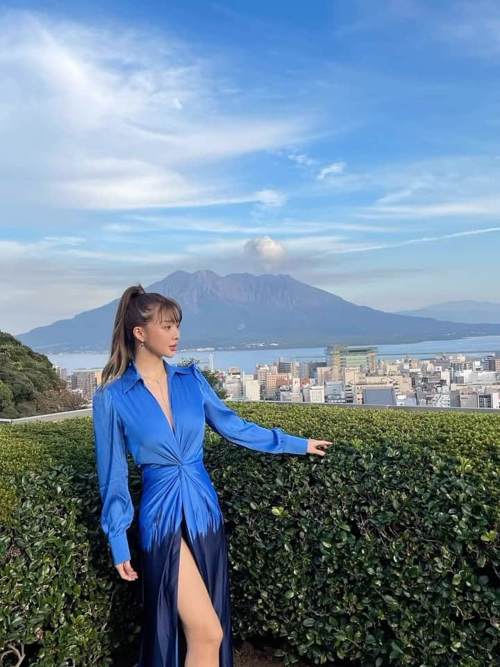 濱野りれのインスタグラム：「"桜島" Sakurajima One of the world's most active volcanoes. View from 📌SHIROYAMA HOTEL Kagoshima A hotel located on a hill of 108m in Kagoshima city. You can see Sakurajima while it erupts from the open-air hot springs. It was a very valuable experience.  🌋Apparently Sakurajima erupts 2-3 times a day. 　  世界でも有数の活火山 桜島 📌SHIROYAMA HOTEL Kagoshima 108m高台にあるホテル 露天温泉からも噴火してる桜島が一望できる 貴重な体験でした 桜島は1日2-3回噴火してるらしいよ🌋  #sakurajima #kagoshima #shiroyamahotelkagoshima #activevolcano #桜島 #活火山 #城山ホテル鹿児島 #鹿児島」