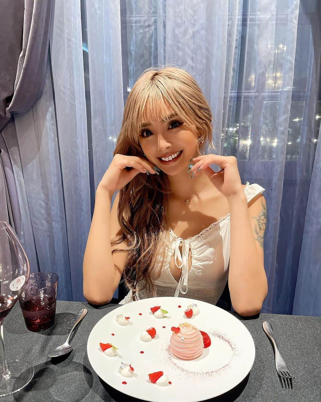 marinのインスタグラム：「6月に行ったロブション🍽️🍓🍷 超豪華で美味しかったです😭🙏💖 また行きたいなぁ👯‍♀️🥀 載せ忘れ多くて最近時差投稿でごめんね💧😞」