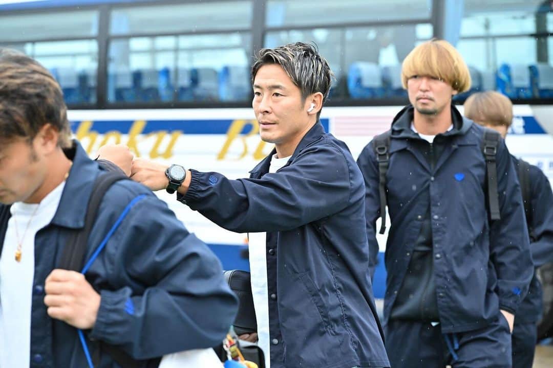 徳島ヴォルティスのインスタグラム：「【11/12(日)13:00 秋田戦(アウェイ)】 選手バス到着🚌  #徳島ヴォルティス #vortis #jleague #football」