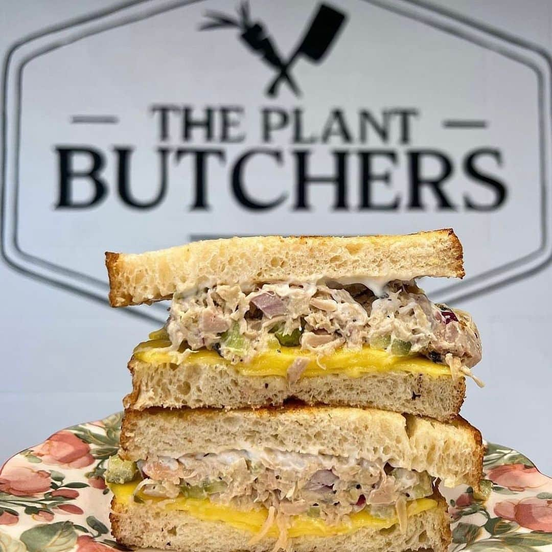 ティナ・ルイーズさんのインスタグラム写真 - (ティナ・ルイーズInstagram)「Very proud of this one! Have you come through yet?!? @theplantbutchers 🌱 #longbeach #vegandeli 💚 #womeninbusiness #femaleinvestor」11月12日 11時37分 - tinalouise