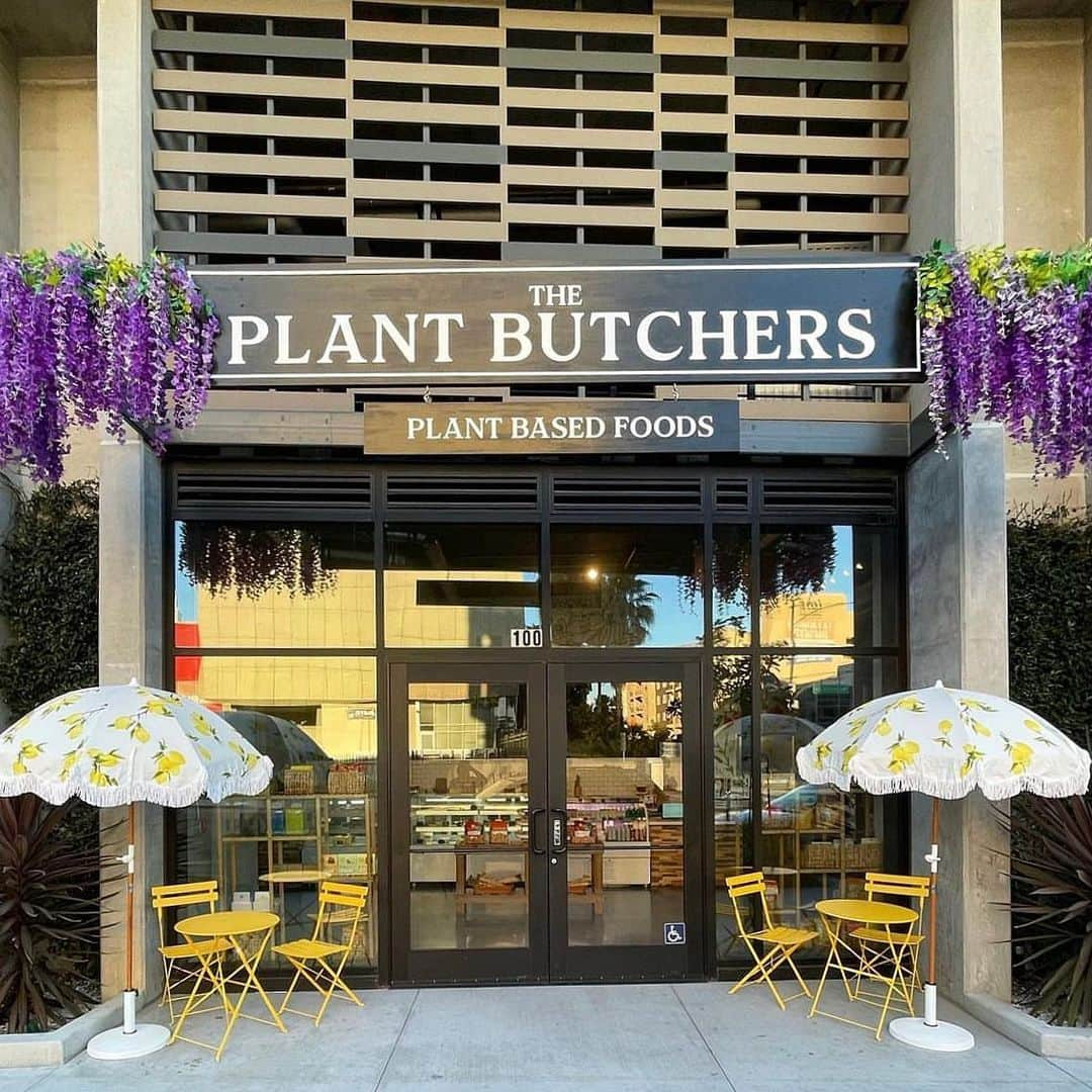 ティナ・ルイーズのインスタグラム：「Very proud of this one! Have you come through yet?!? @theplantbutchers 🌱 #longbeach #vegandeli 💚 #womeninbusiness #femaleinvestor」