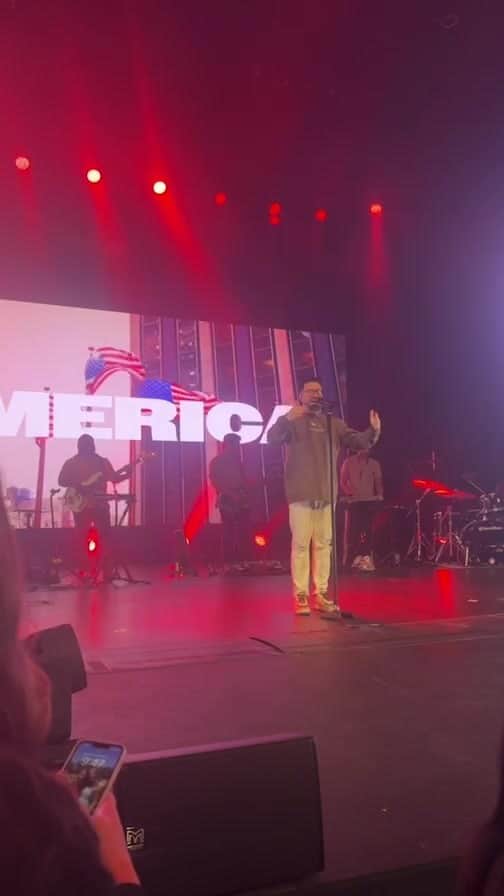 ダニー・ゴーキーのインスタグラム：「A special song for our country ♥️🇺🇸」
