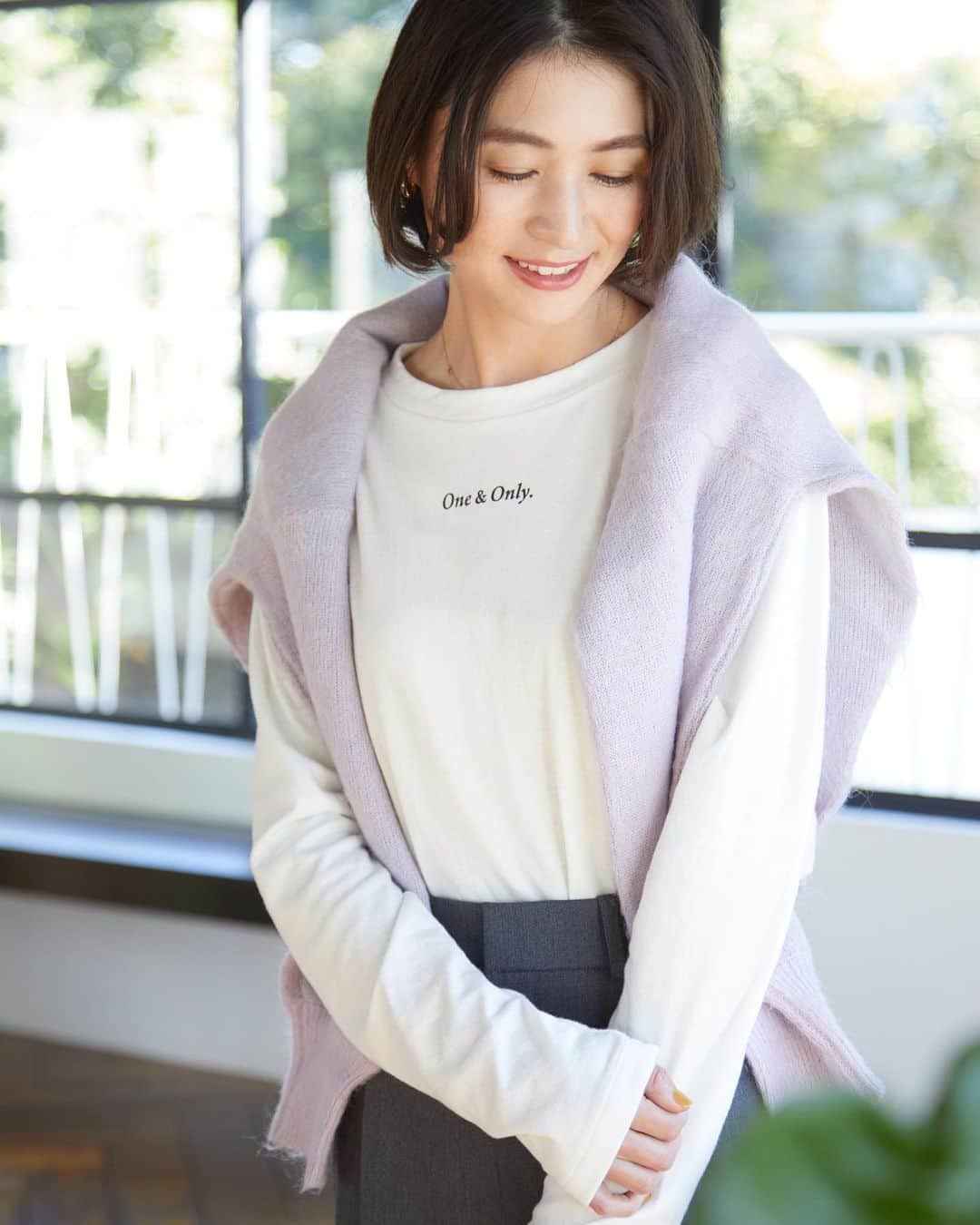 上村若菜さんのインスタグラム写真 - (上村若菜Instagram)「. RITA コラボ 第4弾 『One & Only.』 ロングスリーブTシャツ 本日 20:00〜 数量限定で販売Startします✨  お買い上げいただいた方には、 A4サイズの少し小さめで使い勝手のいい ミニトートをプレゼント🎁  蓄熱&保温性のあるダブルガーゼが、 肌を包み込むようにあったかくて着心地のいいTシャツ。 コットン100%なのでお肌にも優しい𓈒𓏸  中にあったかインナーを仕込まなくても、 充分なくらいに保温性があり、 ウールや化繊素材よりもあたたかいと感じるほど。  ジャケットやナイロンパーカー、 薄手のカーデ、ざっくりした厚手のカーディガン…と レイヤードするアイテム次第で 体温調節ができ、雰囲気も変わるので、 着こなしの幅も広がる万能アイテムです♡  ベーシックカラーで全体をまとめてもいいけど、 カラーアイテムを合わせて、遊んでみるのも 個人的には好きです💜  絶妙に開いたネックラインや、身頃と袖のバランス。 実は背中部分に切り返しも入っています。 体のラインを拾いすぎず、 体型カバー&きれいに見えるシルエットにも こだわった究極の1枚。  サイドにスリットが入っているので、前だけインしたり、 アウトで着てもかわいく、 1枚で着てもサマになる大人にピッタリのTシャツです。  毎日の暮らしに馴染むこと。 コーディネートを考える時に、 ついつい手に取りたくなるアイテムになると嬉しいな と思います✨  ぜひよろしくお願いいたします😌  【RITA ONLINE STORE】   『One & Only.』ロゴ入りロングスリーブTシャツ  ¥16,500 (tax inc.)  color… White・Charcoal  11/12(日) 20:00〜 販売START  ※初回数量限定販売  『One & Only.』のロゴ入りA4トートをセットでプレゼント𓍯  @rita_jeans_tokyo  @wakame_kami  Photo by @harukamori_hirama  Special thanks hair&make @7_yumi_7   #oneandonlyロゴT着回し #oneandonly #ritajeanstokyo #ロゴT #大人カジュアル #カジュアルコーデ  #ロンT #30代コーデ #40代コーデ #きれいめカジュアル #ロゴTコーデ #ママコーデ #ジャケットコーデ #デニムコーデ #リタジーンズトーキョー  #大人カジュアルスタイル #大人カジュアルファッション #大人カジュアルコーデ #きれいめコーデ #大人カジュアル服 #こなれカジュアル」11月12日 11時51分 - wakame_kami