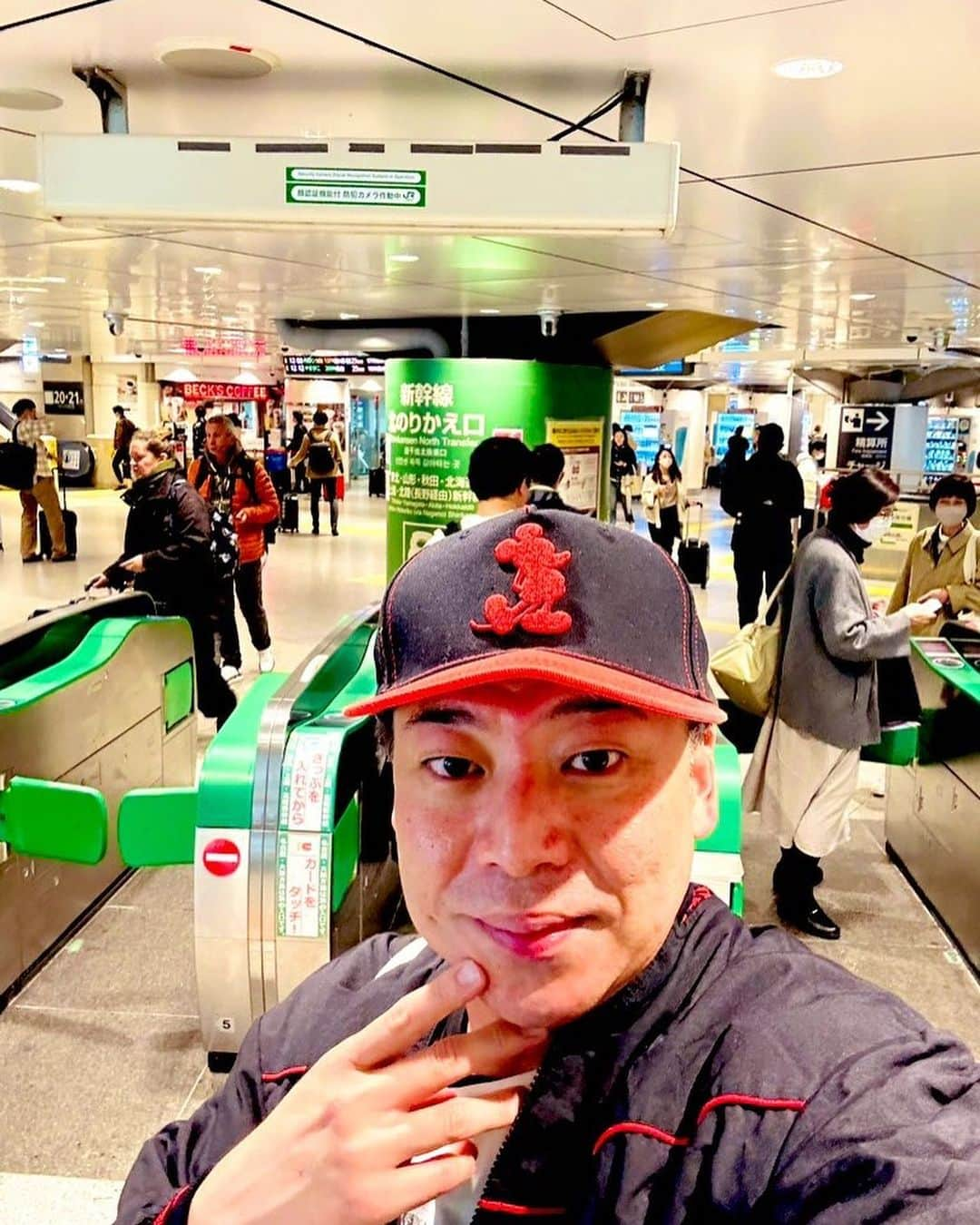 美川憲二さんのインスタグラム写真 - (美川憲二Instagram)「東京駅よ〜😃😁🚅💨💨☁️☁️☁️😁✌️  今日は、これから　青森まで  本業、生のステージです〜😙🎤🎵🎵✨✨✨✨✨  日曜日だから　東京駅　超混み混みよーーー🤪😜😵😵🤣🤣😅💦💦💦  北海道新幹線　函館で雪の影響で　12分の遅れですって〜🤣😵☃️☃️🌧️🌧️💦💦💦  本番は、夜なので　間に合いそうです〜😁✌️  んじゃら  行ってきまーす🚅💨💨⤴️⤴️ #東京駅 #すごい人 #これから青森 #生のステージ #行ってきます #美川憲一 #美川憲二 #ヒデコフランセスカ #オネェ系 #ものまね」11月12日 11時51分 - mikawakenji