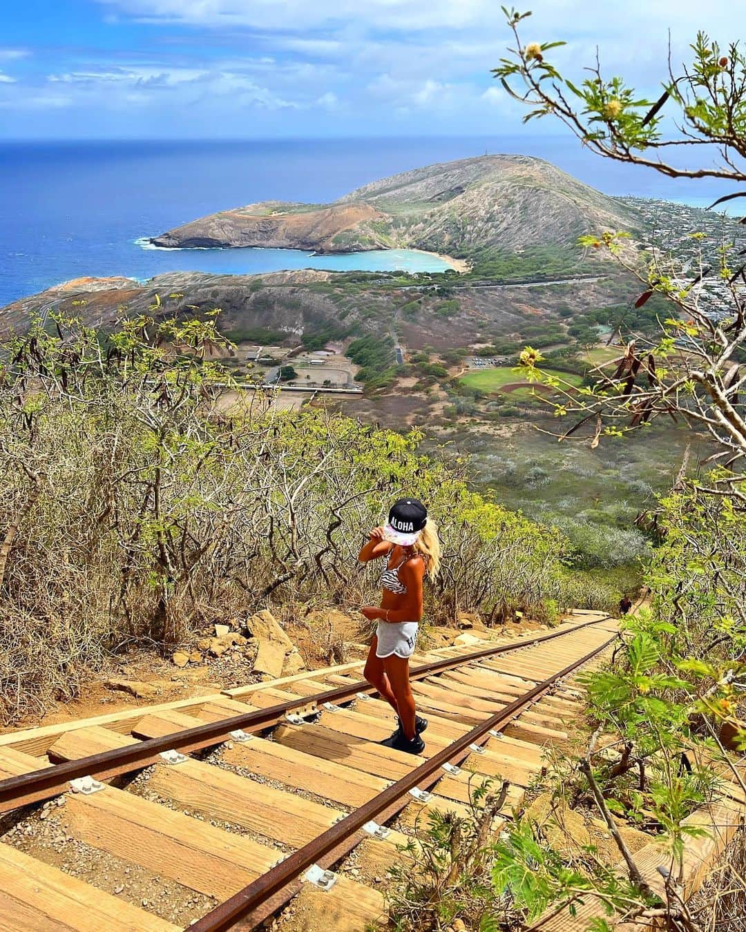shihoのインスタグラム：「💚⛰️💚⛰️💚 ・ ハードだけれど、 上に行けば行くほど視野が開け 絶景と出逢える 『ココクレーター・トレイル』 ・ 約1000段近くあり 後半は勾配がきつく 登っている時は必死になるけれど、 休憩しながら見るHawaiiの景色は 疲れを忘れちゃうくらい最高。 ・ #hawaii#islandofoahu#oahu#ハワイ#trip #オアフ島#travel#loco_hawaii#travel_jp #funtorip#タビジョ#旅MUSE#genic_travel #genic_mag#たびねす#旅行#genic_hawaii #kokocratertrail#hiking#hike#hanaumabay #kokocrater#ocean#views#oahuhawaii #tabijyomap_hawaii#lealeahawaii#2023」