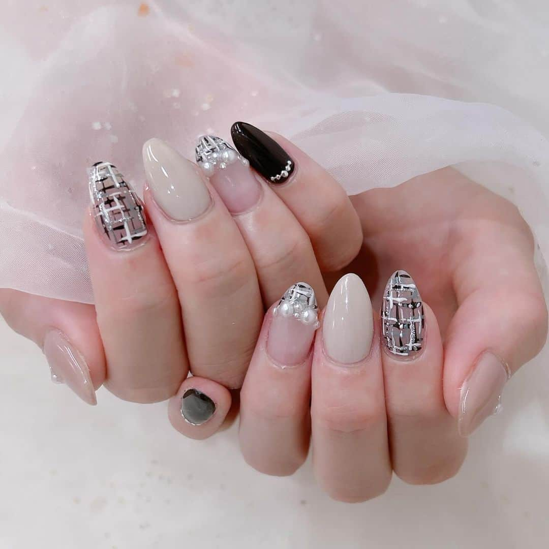 伊東亜梨沙のインスタグラム：「newnail🖤🤍  @vurie_shinjuku  何年も一途にここ💅 上手過ぎるの🥺 . 秋ネイルが一番好き🤍 . . #ネイルデザイン #ネイル #nail #秋ネイル #ツイードネイル」