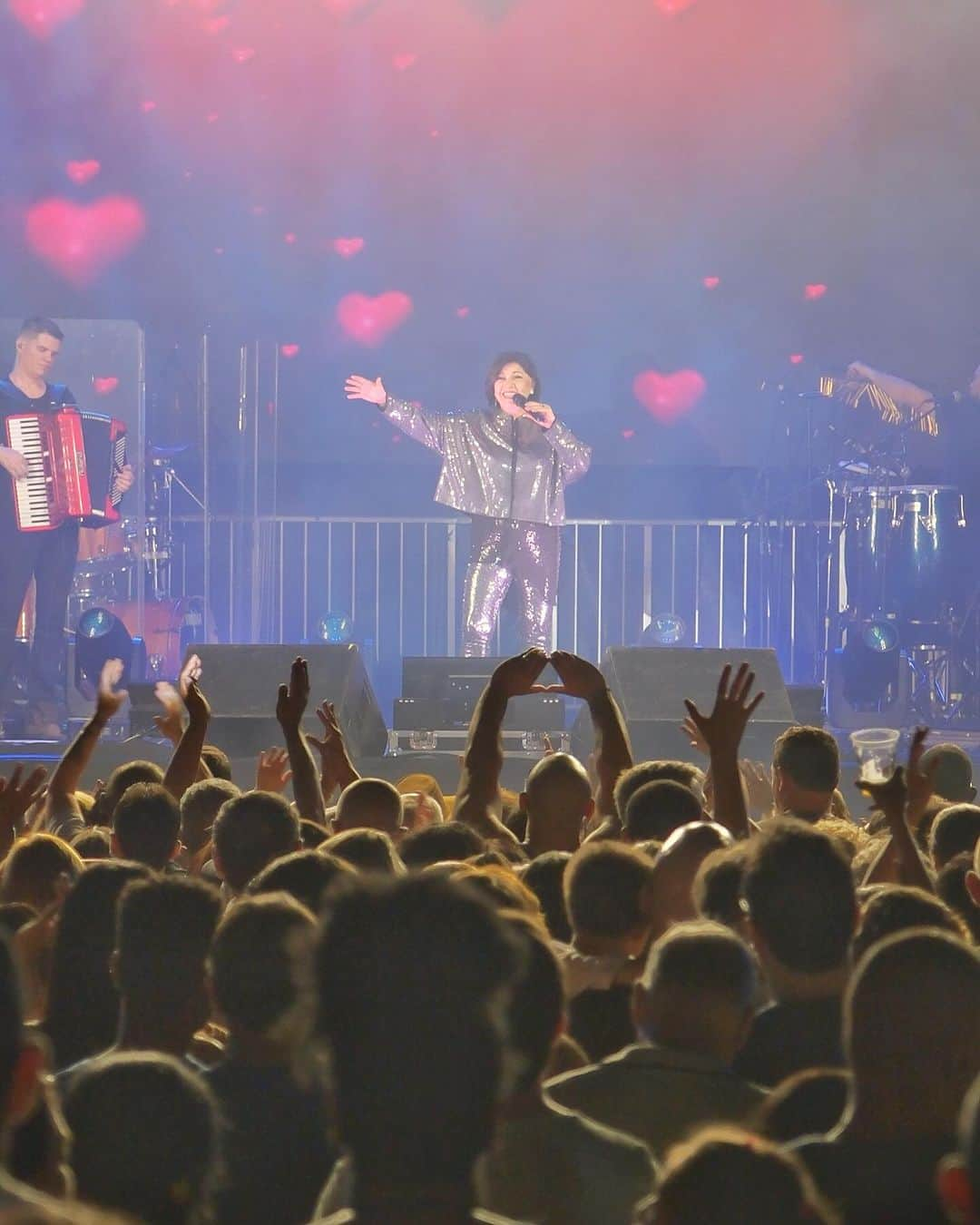 Roberta Mirandaのインスタグラム：「Obrigada Franca vocês são lindos da Roberta !! Logo mais o teaser do show !! Poxa os ingressos se esgotaram em 20 minutos !! Uhu!! @biacaboz  é @paoloproducoes  @celiammoratori」