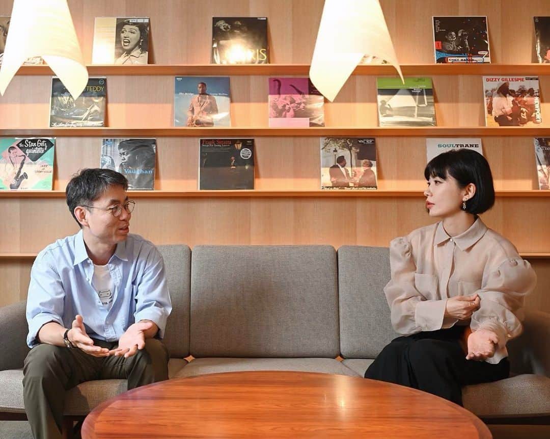 川上未映子のインスタグラム：「イノセンスと、老いていずれ死にゆく肉体を生きていくこと。ヴィム・ヴェンダース監督『PERFECT DAYS』について、柳井康治さんと対談しました。 公開はもうすぐ。観た人とすぐに語り合いたい作品です。ぜひお読みください！最近すごくお気に入りのこちらのブラウスは @column_official_jp」