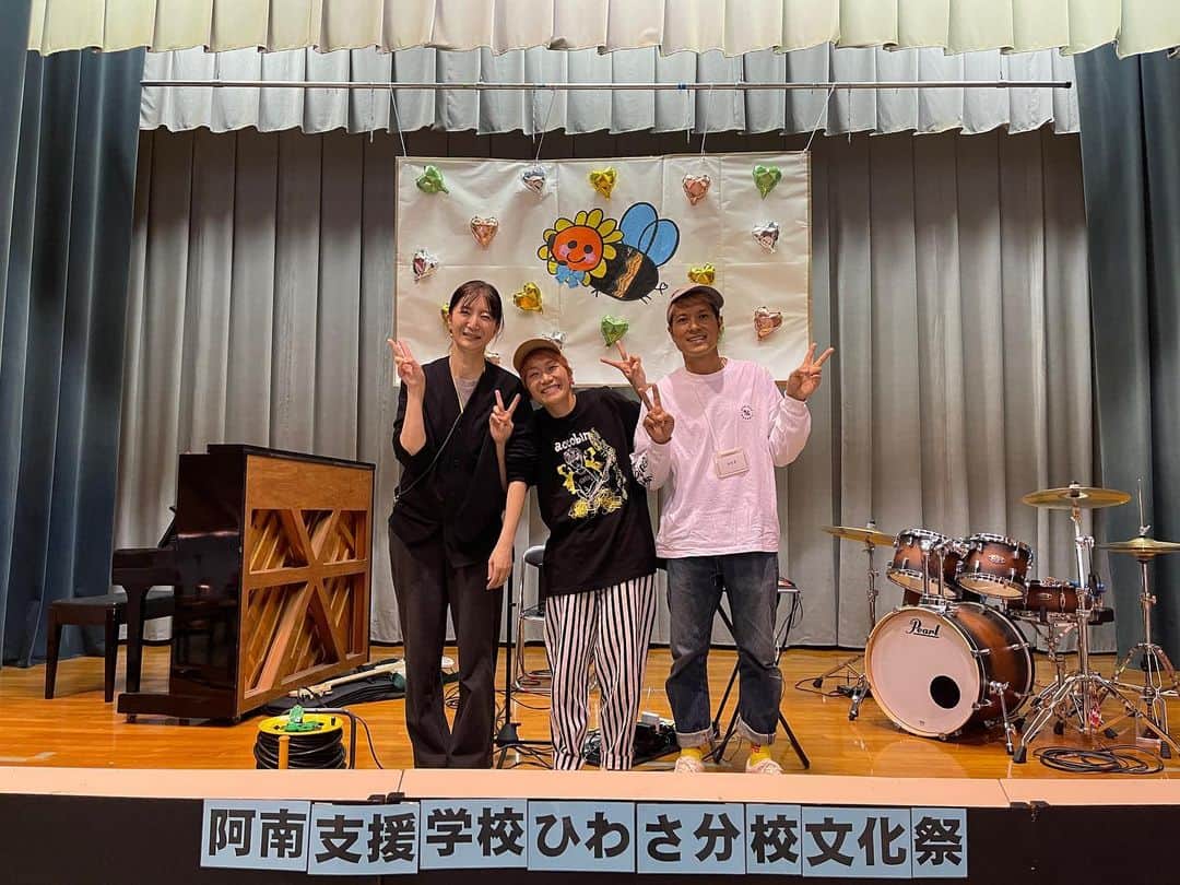福岡晃子さんのインスタグラム写真 - (福岡晃子Instagram)「昨日は阿南支援学校ひわさ分校の文化祭でaccobinのライブさせていただきました。 音楽の藤崎先生と、OLUYO副社長のHayato Beatとの初コラボ。 生徒のみんながノリノリで聴いてくれてめちゃくちゃ嬉しかった😆 文化祭もとても濃い内容で感動しました。 生徒のみんな、先生方、本当にお疲れ様でした！ 呼んでくれてありがとうー☺️また一緒に音楽やりましょう🎵  #阿南支援学校ひわさ分校」11月12日 11時58分 - akikofukuoka_oluyo