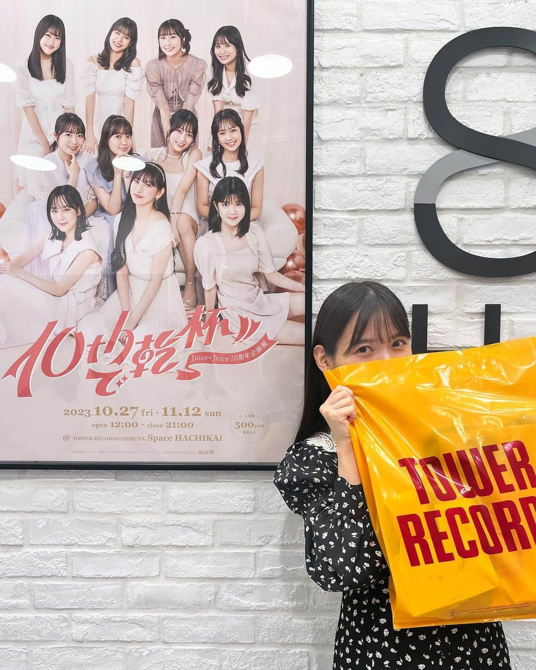 上坂すみれさんのインスタグラム写真 - (上坂すみれInstagram)「Juice=Juice 10周年企画展「10thで乾杯!!」 に行くことができました！！ 歴代ポスター、お衣装、映像に、ここでしか見られないお写真やメッセージ…！神聖な空間ですね…！！！ 植村あかりさんへの感謝を込めて展示を目に焼き付けておりました！！ 物販も買えました〜っ！やった〜！！ あらためて、10周年本当におめでとうございます…！  そして、にちようび〜！ みなさま、気温がぐっと低くなりましたが、すこやかに楽しい日曜日を過ごしましょうっ！  #juicejuice」11月12日 11時59分 - uesaka_sumire