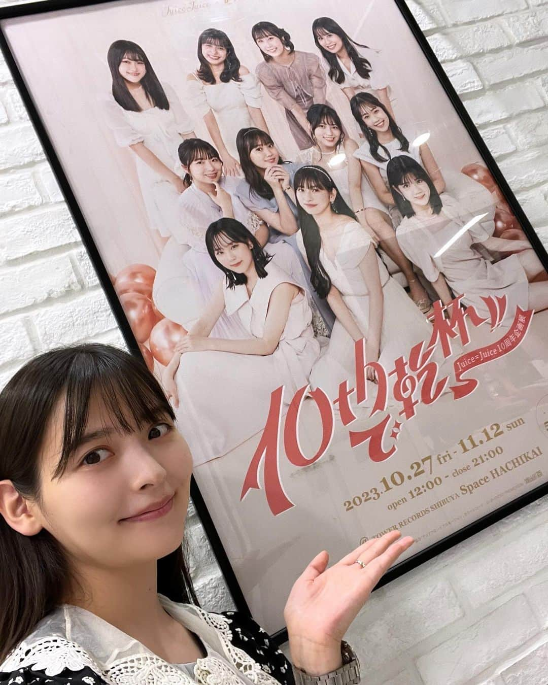 上坂すみれさんのインスタグラム写真 - (上坂すみれInstagram)「Juice=Juice 10周年企画展「10thで乾杯!!」 に行くことができました！！ 歴代ポスター、お衣装、映像に、ここでしか見られないお写真やメッセージ…！神聖な空間ですね…！！！ 植村あかりさんへの感謝を込めて展示を目に焼き付けておりました！！ 物販も買えました〜っ！やった〜！！ あらためて、10周年本当におめでとうございます…！  そして、にちようび〜！ みなさま、気温がぐっと低くなりましたが、すこやかに楽しい日曜日を過ごしましょうっ！  #juicejuice」11月12日 11時59分 - uesaka_sumire